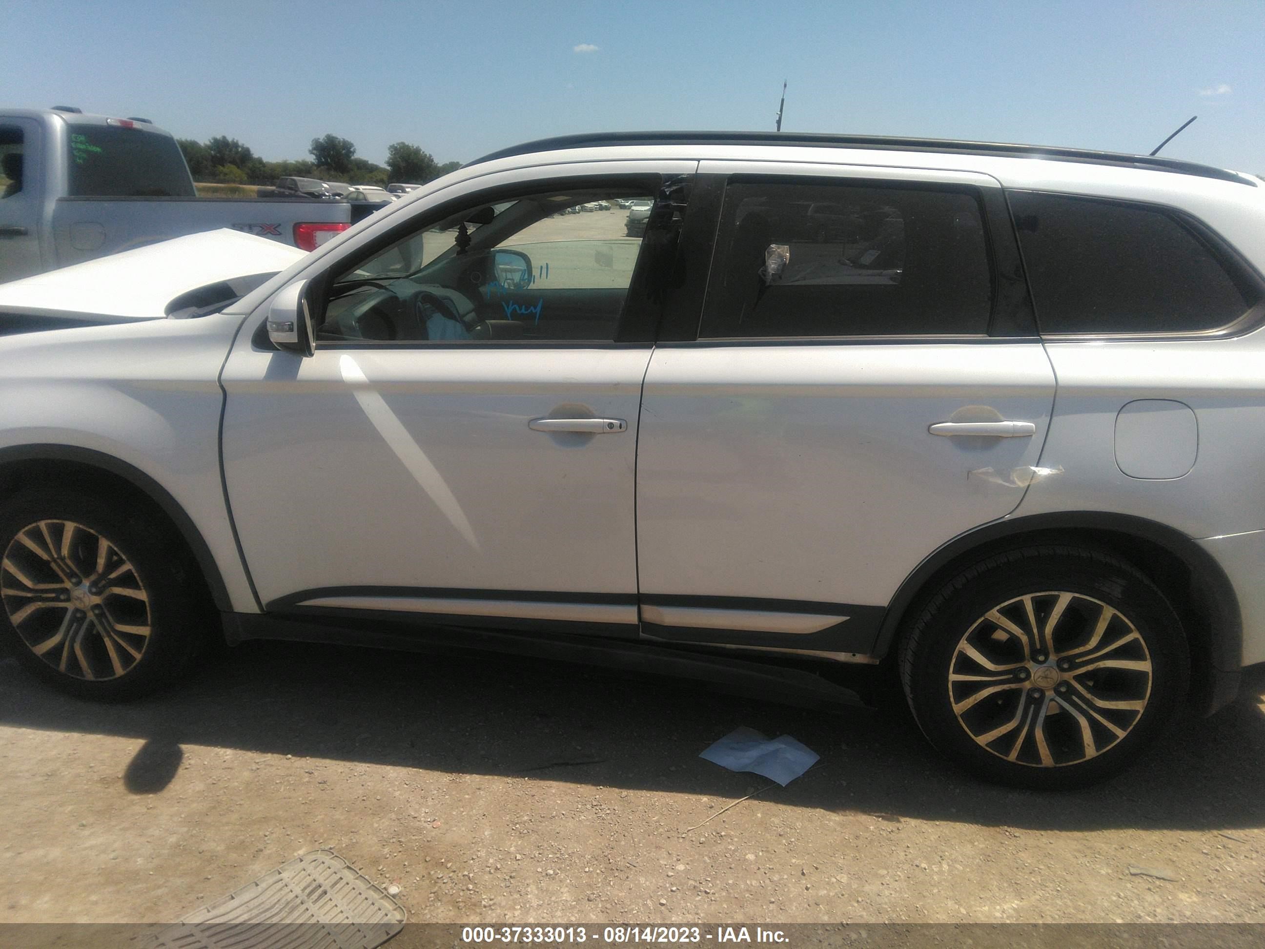 Photo 13 VIN: JA4AD3A36GZ062022 - MITSUBISHI OUTLANDER 