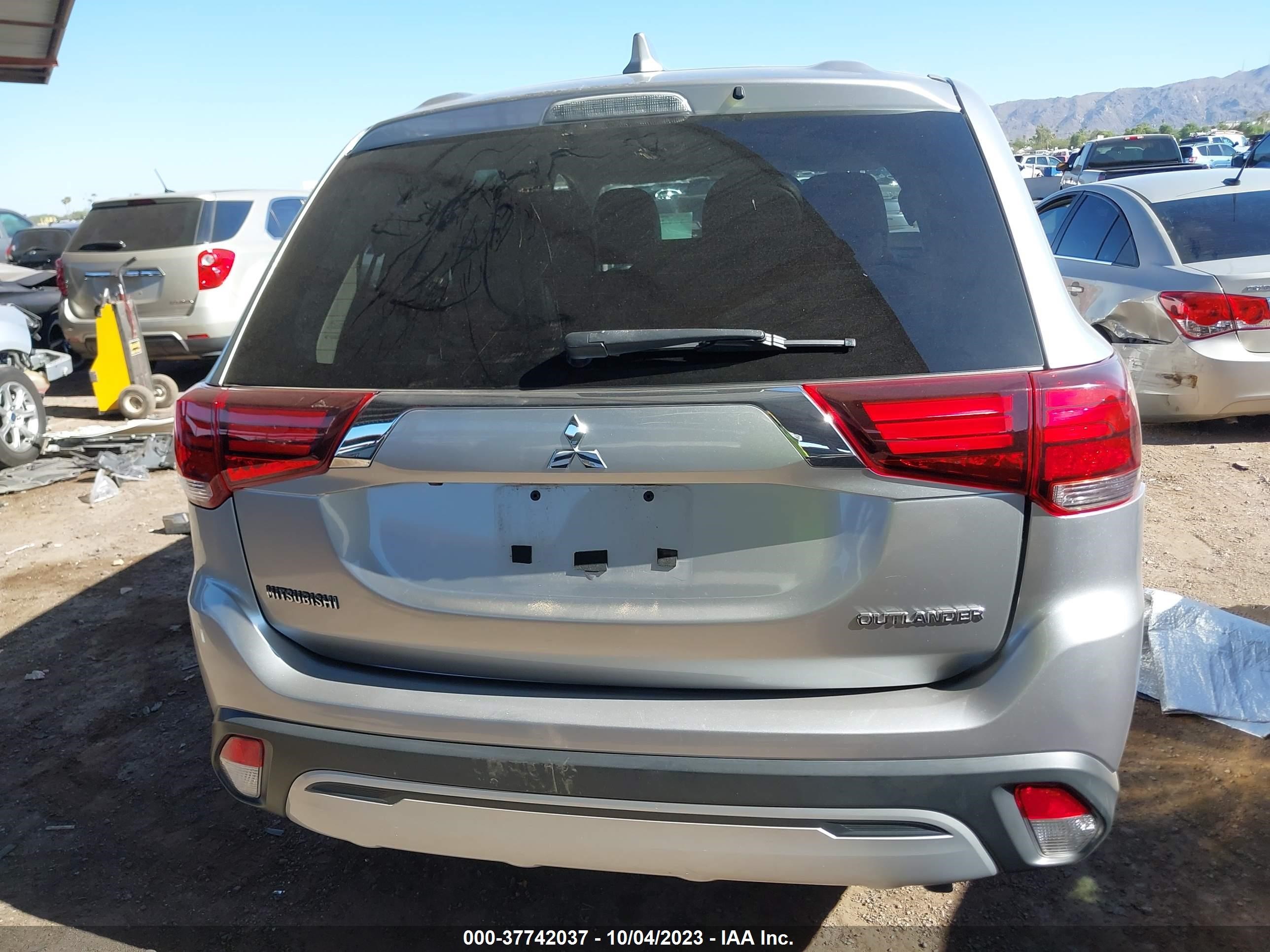 Photo 15 VIN: JA4AD3A36KZ043169 - MITSUBISHI OUTLANDER 