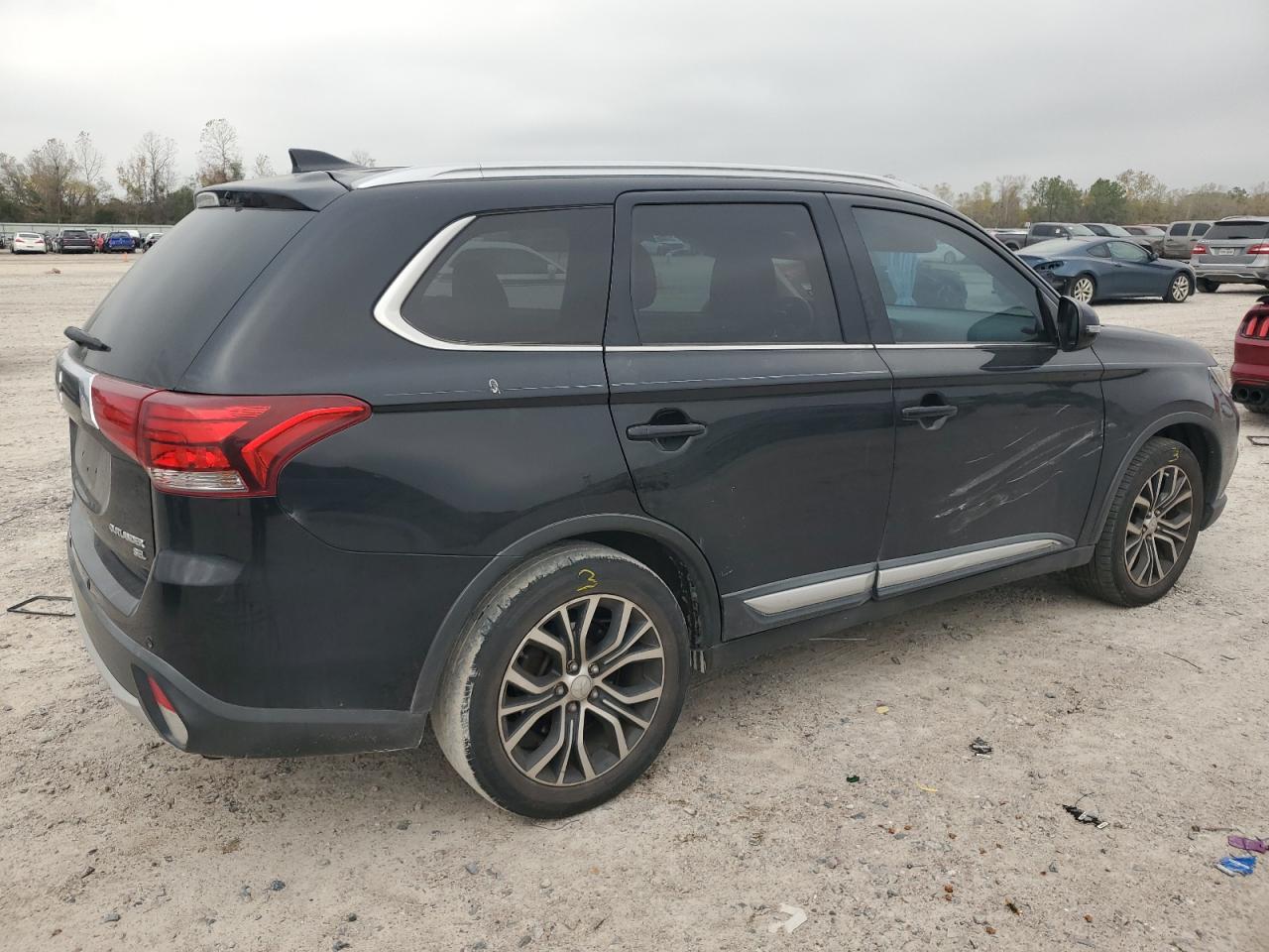 Photo 2 VIN: JA4AD3A38HZ013910 - MITSUBISHI OUTLANDER 