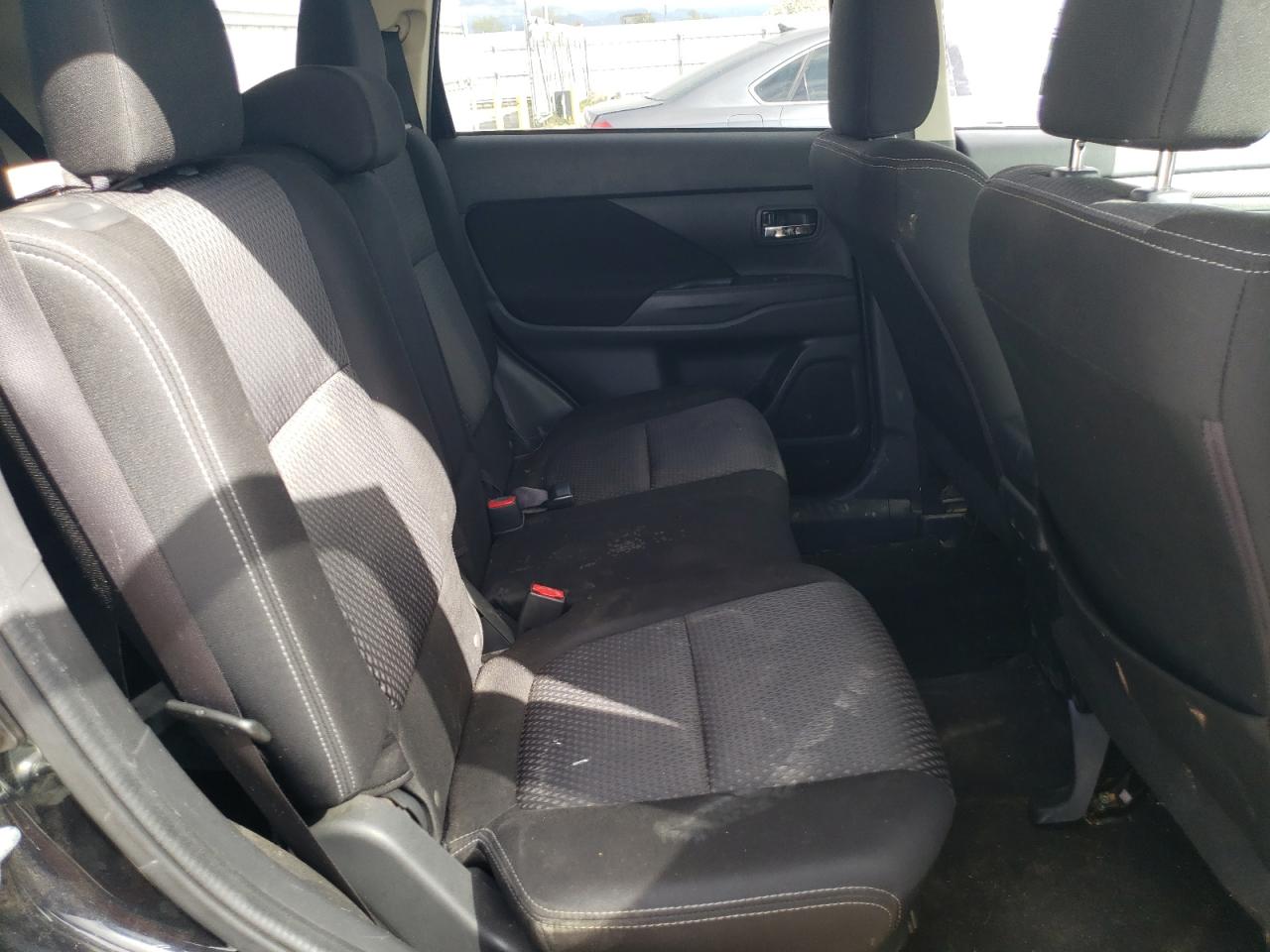 Photo 10 VIN: JA4AD3A38JZ000547 - MITSUBISHI OUTLANDER 