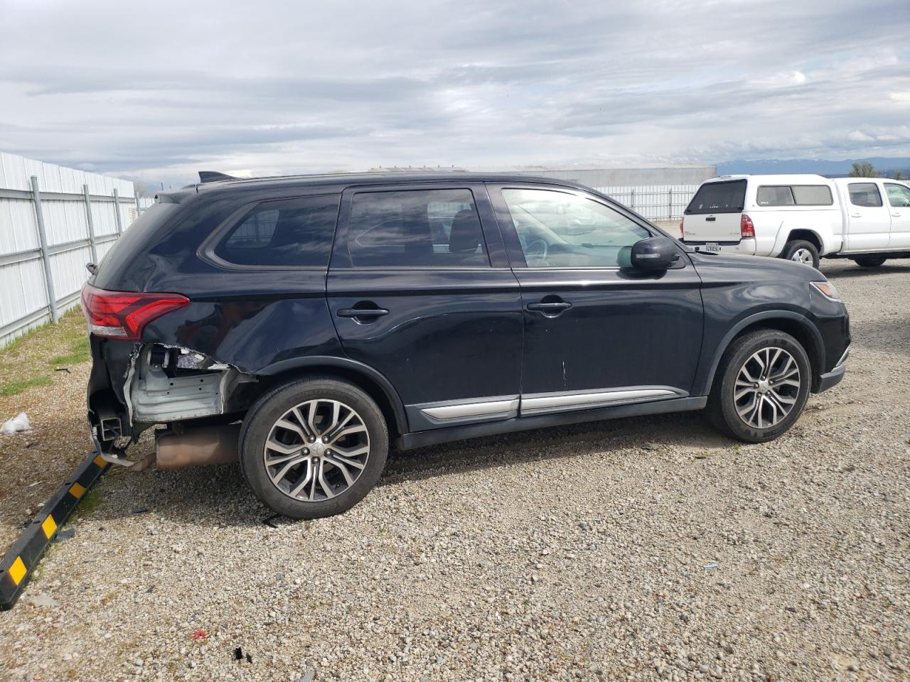 Photo 2 VIN: JA4AD3A38JZ000547 - MITSUBISHI OUTLANDER 