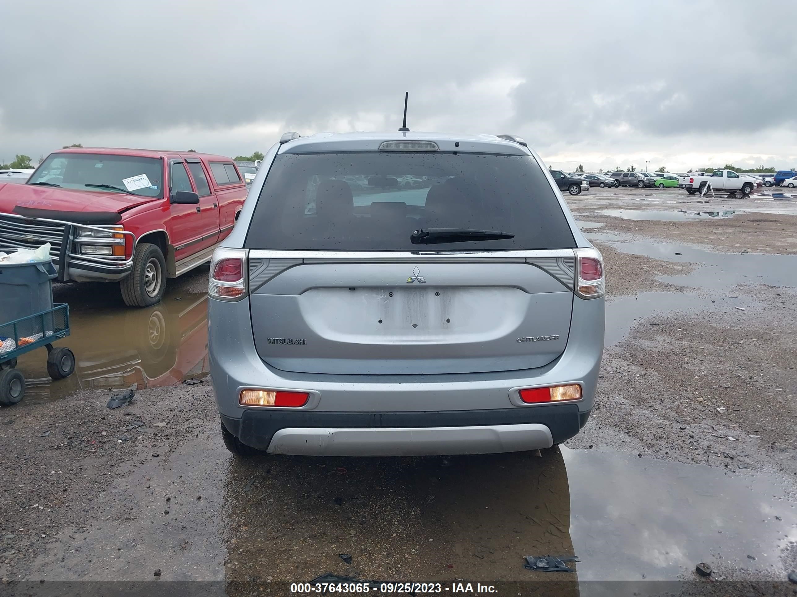 Photo 14 VIN: JA4AD3A39FZ010401 - MITSUBISHI OUTLANDER 