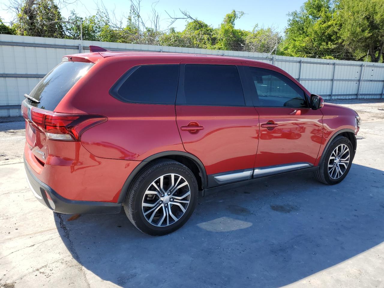 Photo 2 VIN: JA4AD3A39JZ006048 - MITSUBISHI OUTLANDER 