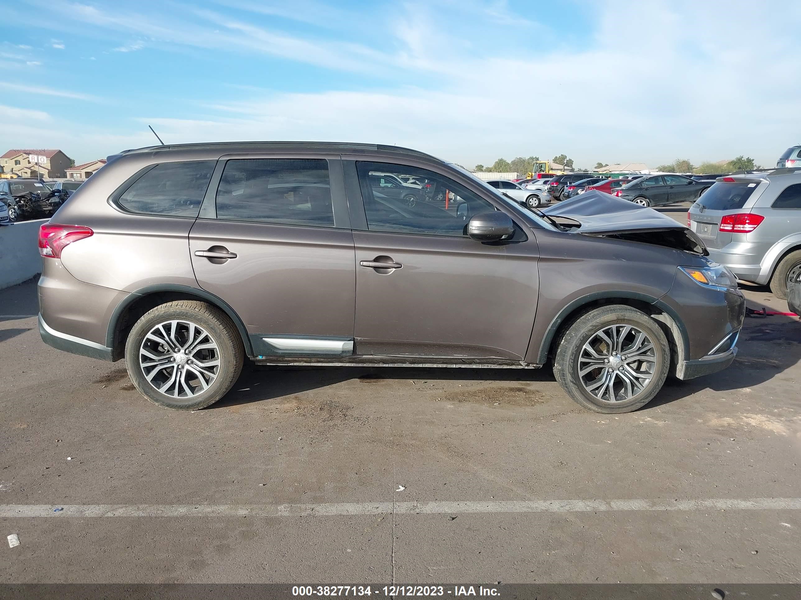 Photo 10 VIN: JA4AD3A3XGZ021828 - MITSUBISHI OUTLANDER 