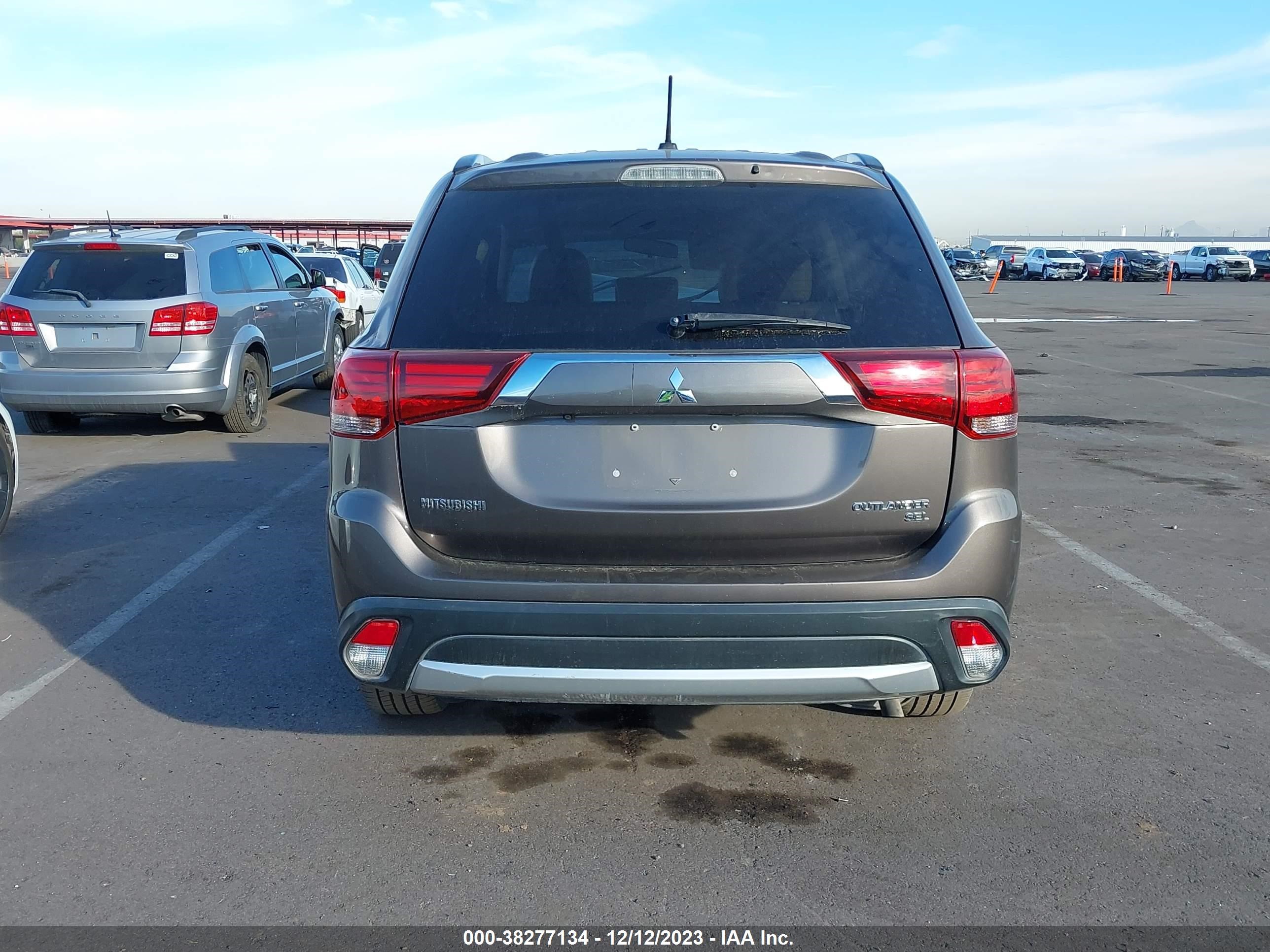 Photo 13 VIN: JA4AD3A3XGZ021828 - MITSUBISHI OUTLANDER 