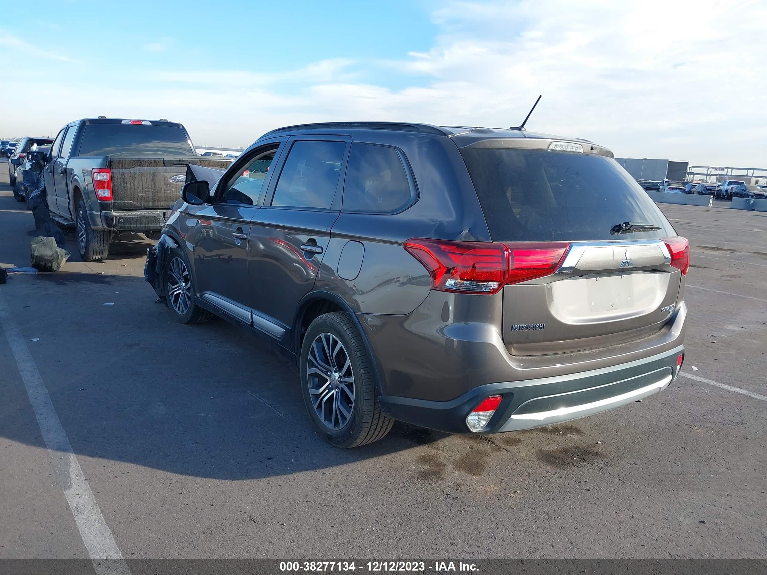 Photo 2 VIN: JA4AD3A3XGZ021828 - MITSUBISHI OUTLANDER 