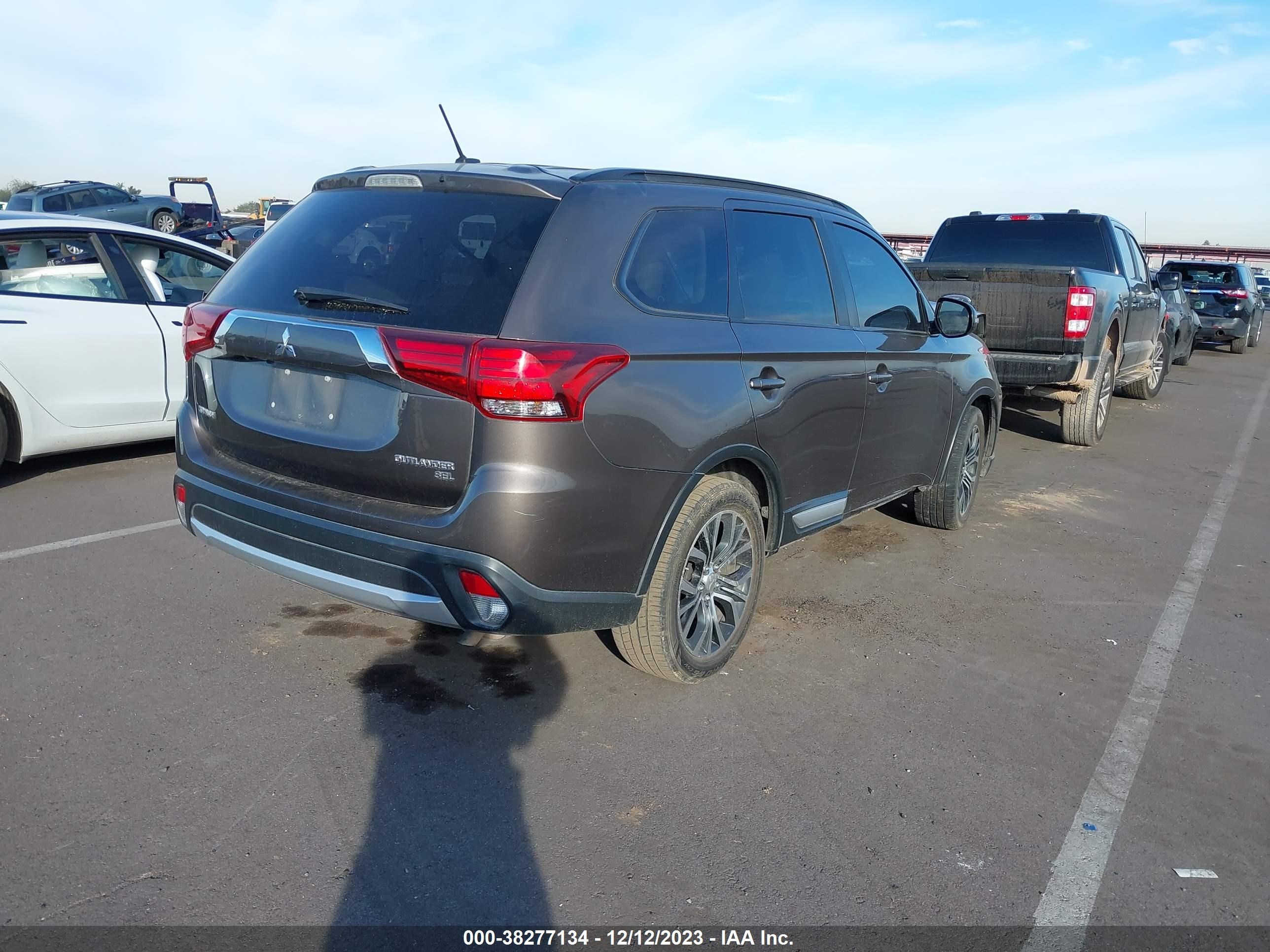 Photo 3 VIN: JA4AD3A3XGZ021828 - MITSUBISHI OUTLANDER 