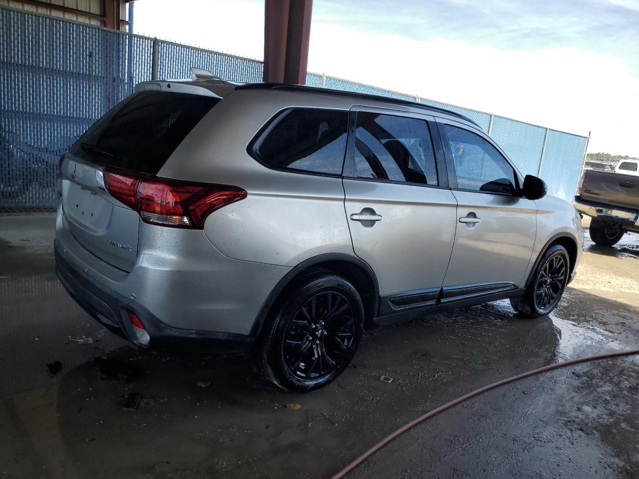 Photo 2 VIN: JA4AD3A3XJZ027250 - MITSUBISHI OUTLANDER 