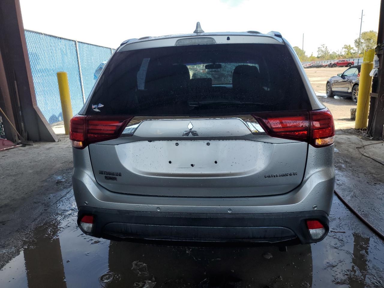 Photo 5 VIN: JA4AD3A3XJZ027250 - MITSUBISHI OUTLANDER 