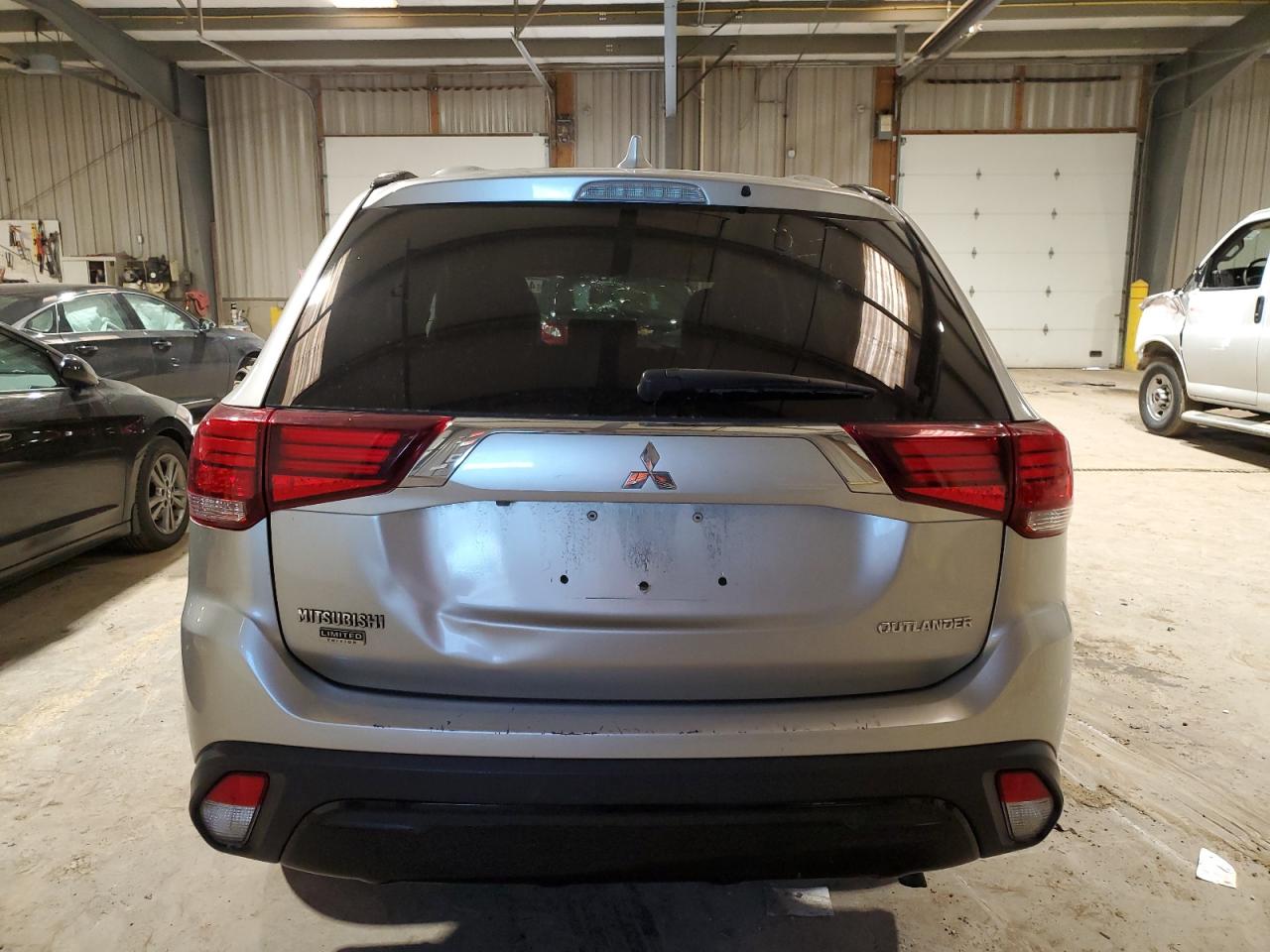 Photo 5 VIN: JA4AD3A3XKZ048116 - MITSUBISHI OUTLANDER 