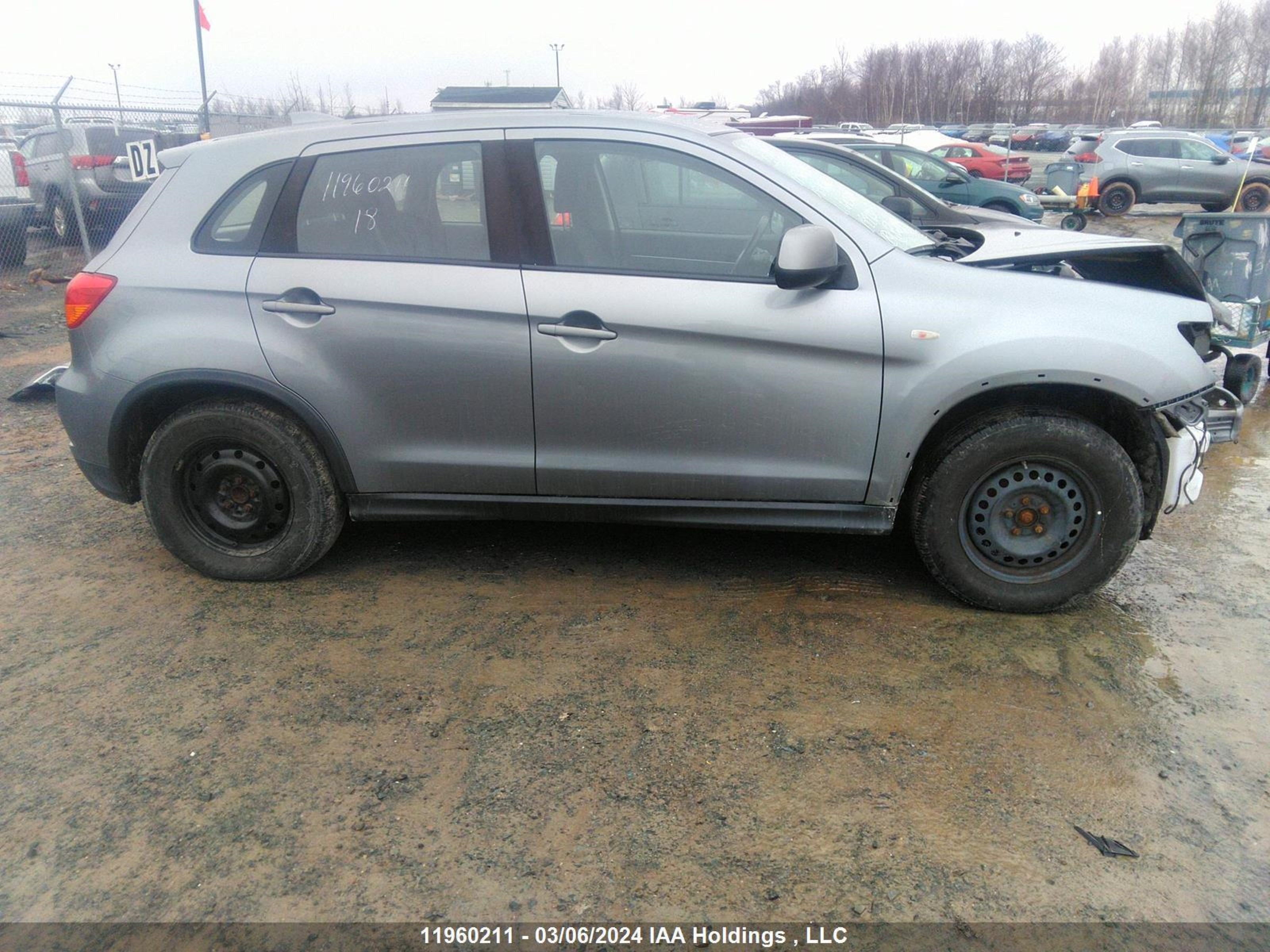 Photo 13 VIN: JA4AH3AU0JZ603229 - MITSUBISHI RVR 