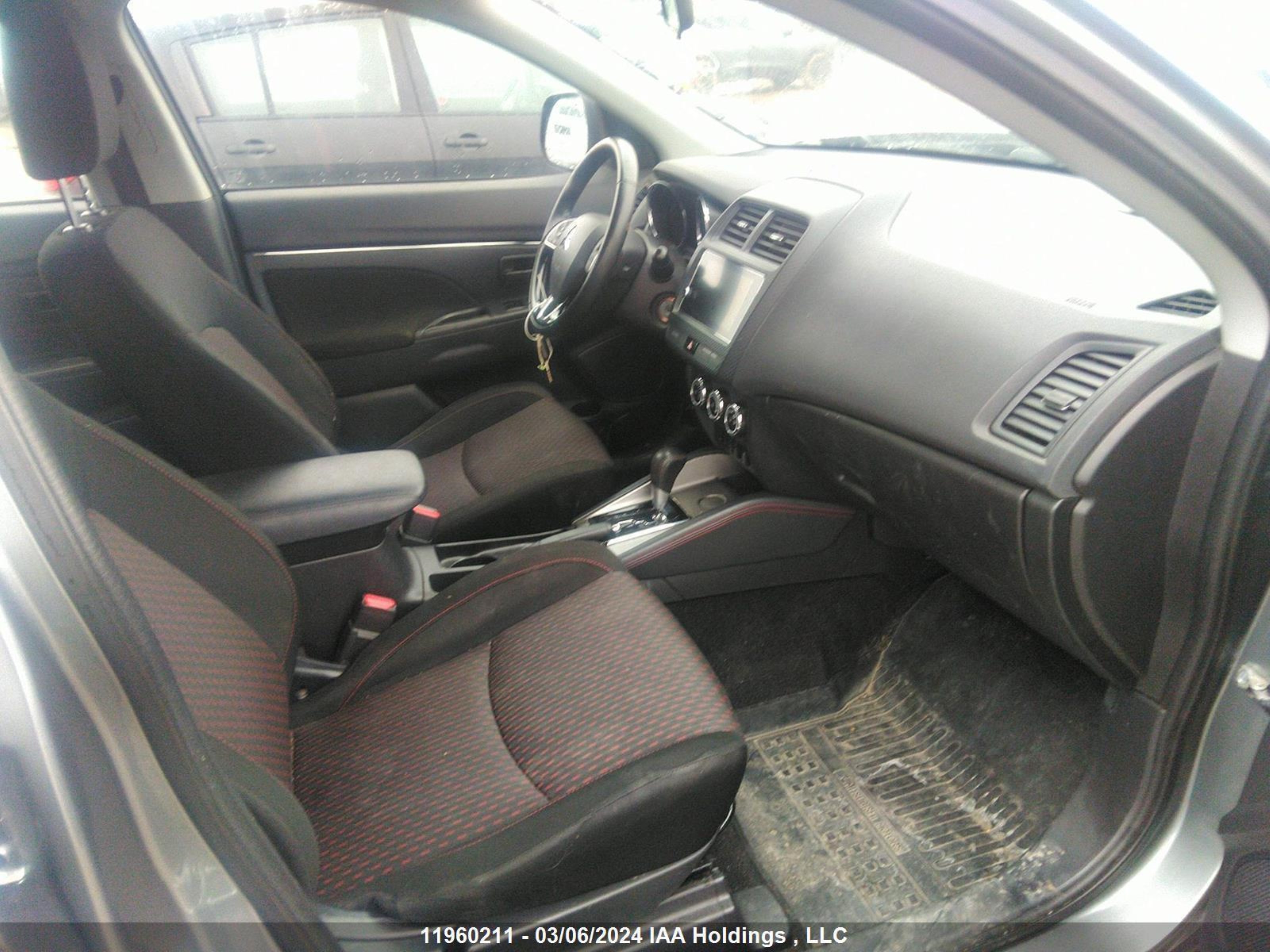 Photo 4 VIN: JA4AH3AU0JZ603229 - MITSUBISHI RVR 