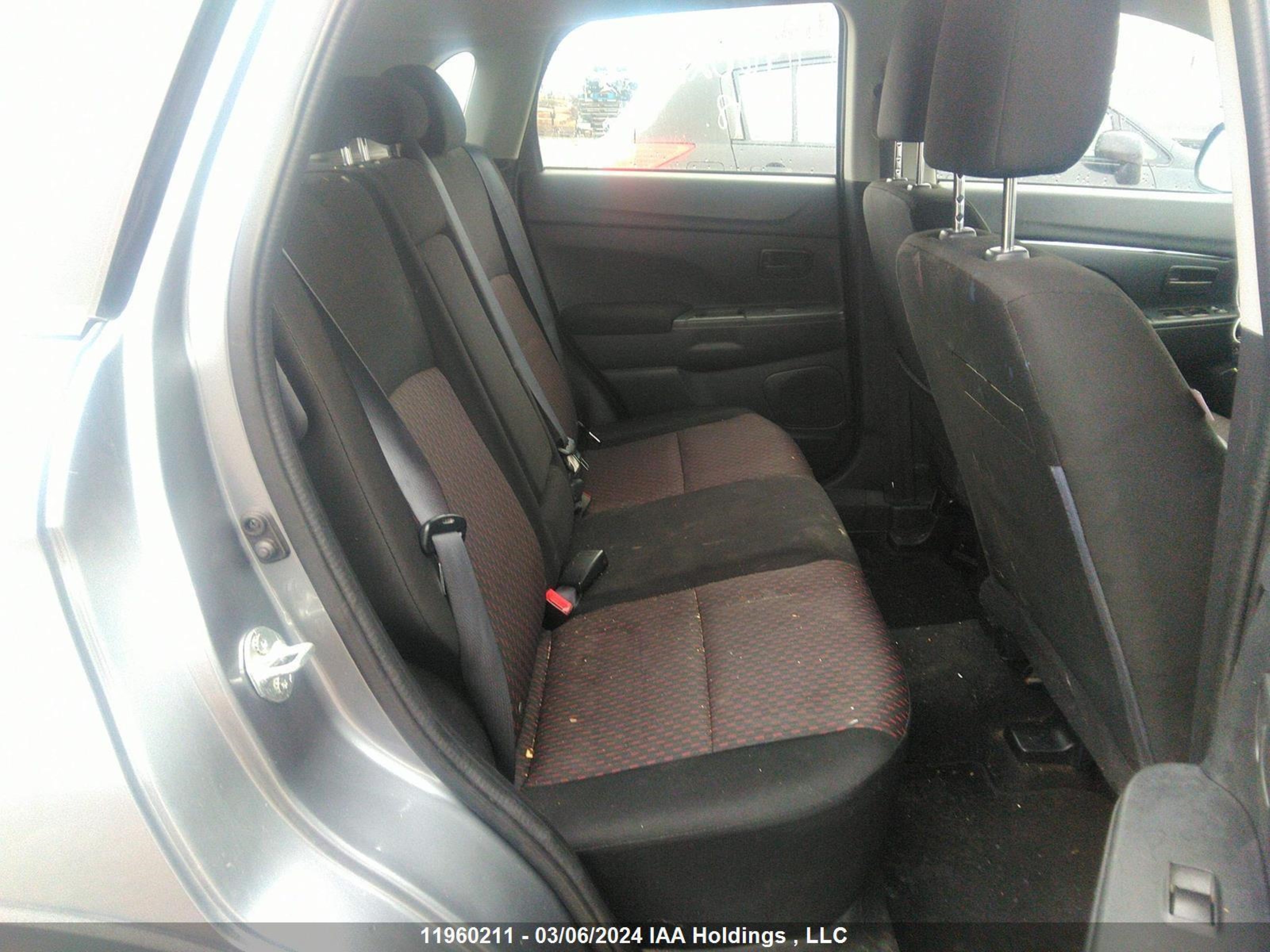 Photo 7 VIN: JA4AH3AU0JZ603229 - MITSUBISHI RVR 