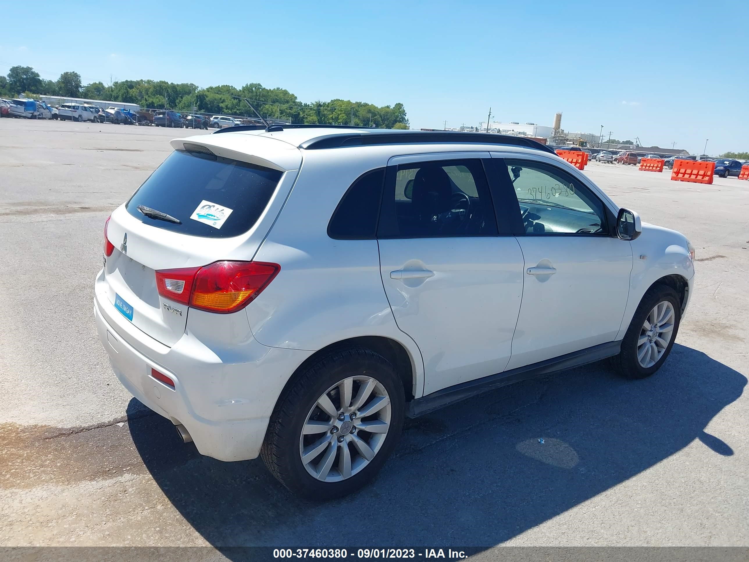 Photo 3 VIN: JA4AJ4AU5BZ606719 - MITSUBISHI RVR 