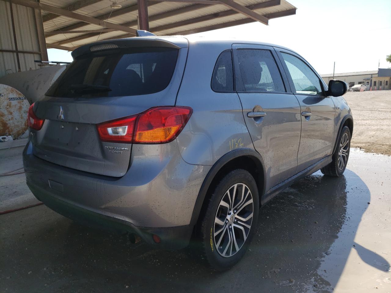 Photo 2 VIN: JA4AP3AU0HZ018728 - MITSUBISHI OUTLANDER 