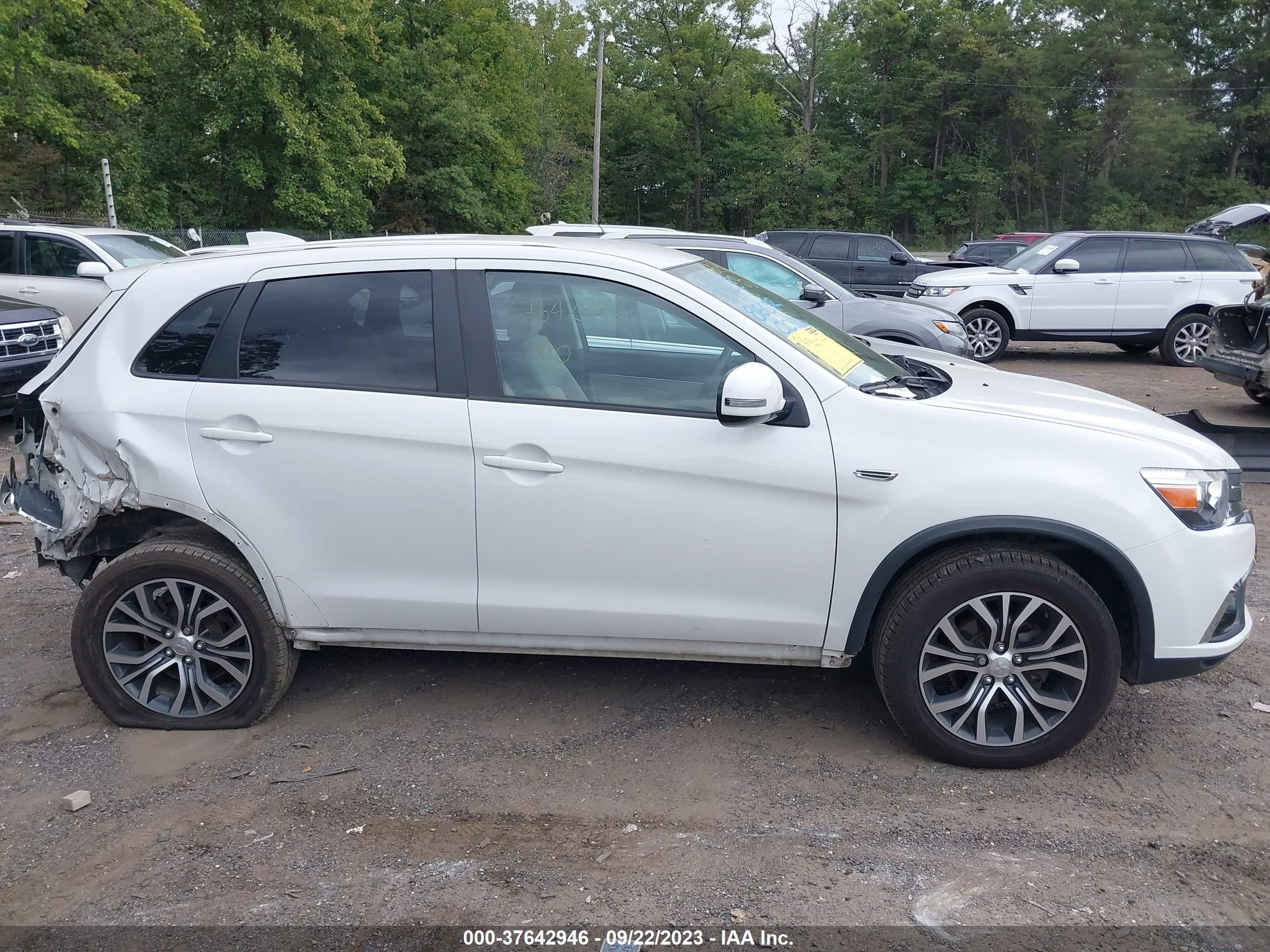 Photo 13 VIN: JA4AP3AU0JZ007847 - MITSUBISHI OUTLANDER 