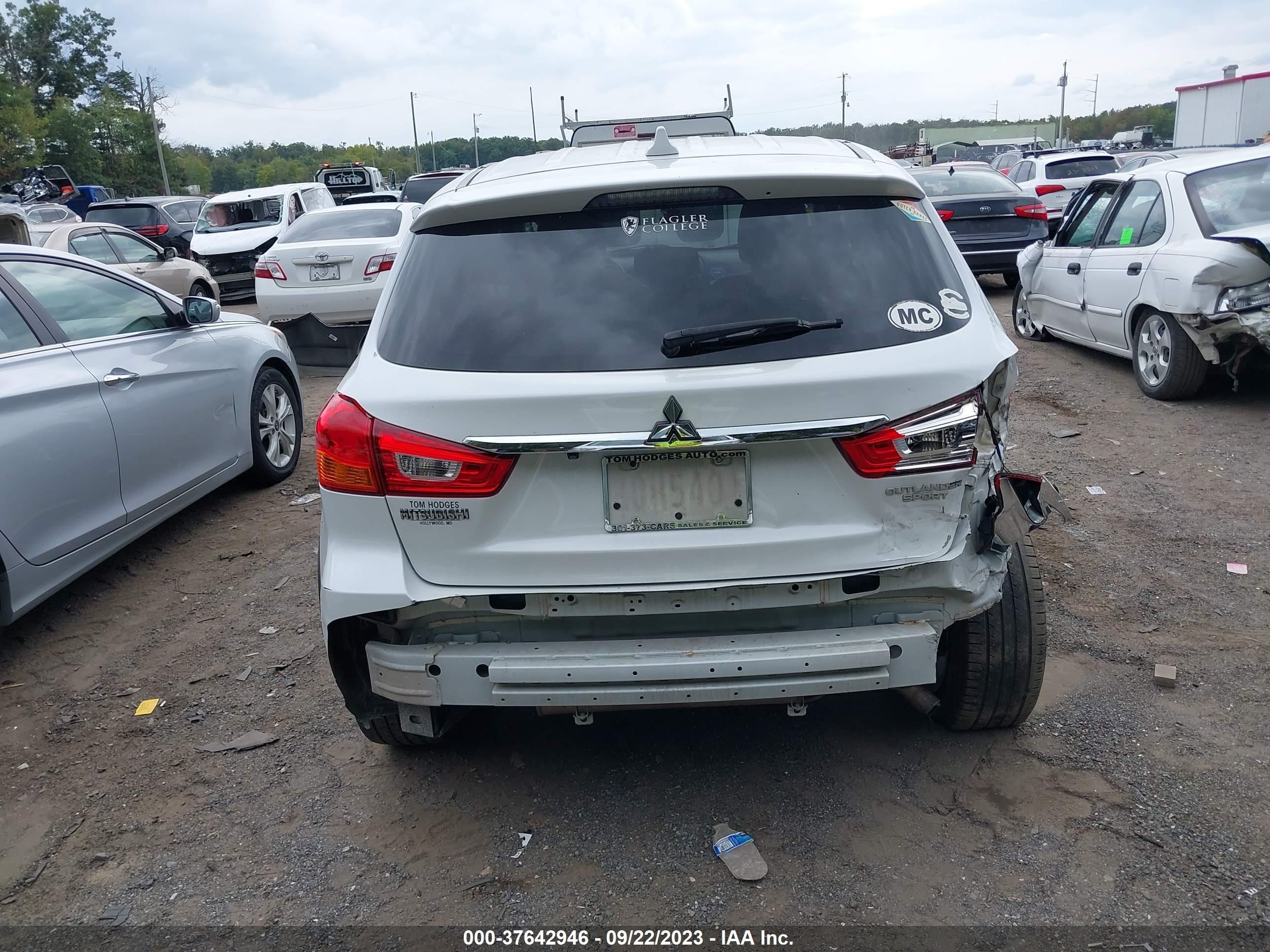 Photo 15 VIN: JA4AP3AU0JZ007847 - MITSUBISHI OUTLANDER 