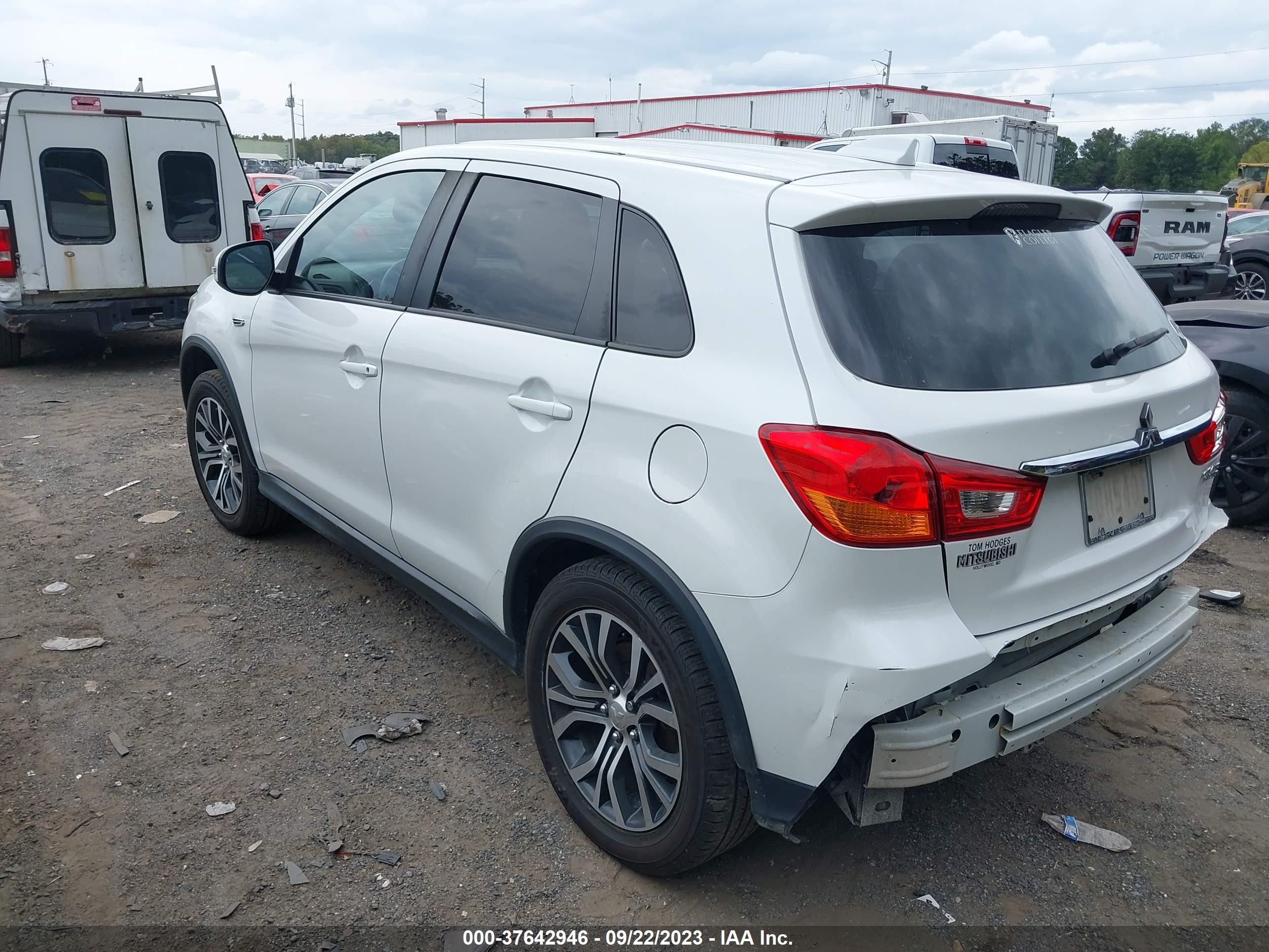 Photo 2 VIN: JA4AP3AU0JZ007847 - MITSUBISHI OUTLANDER 