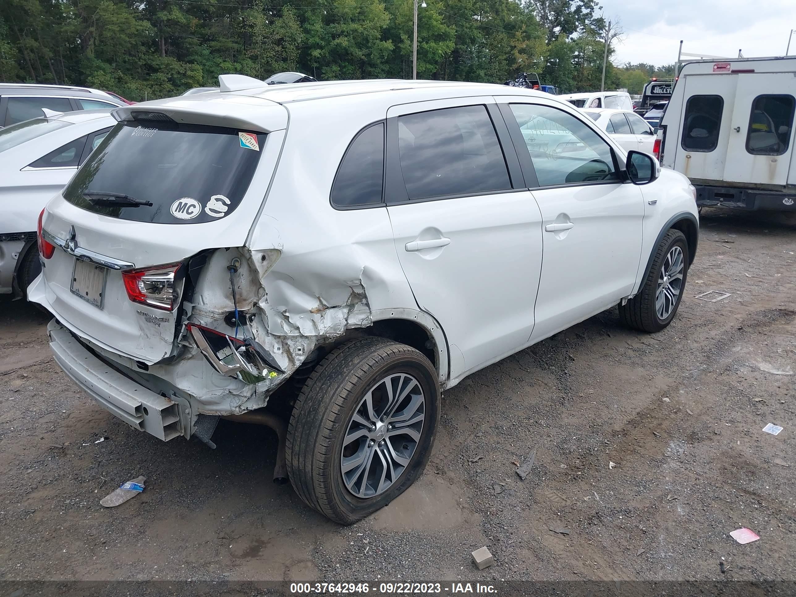 Photo 3 VIN: JA4AP3AU0JZ007847 - MITSUBISHI OUTLANDER 