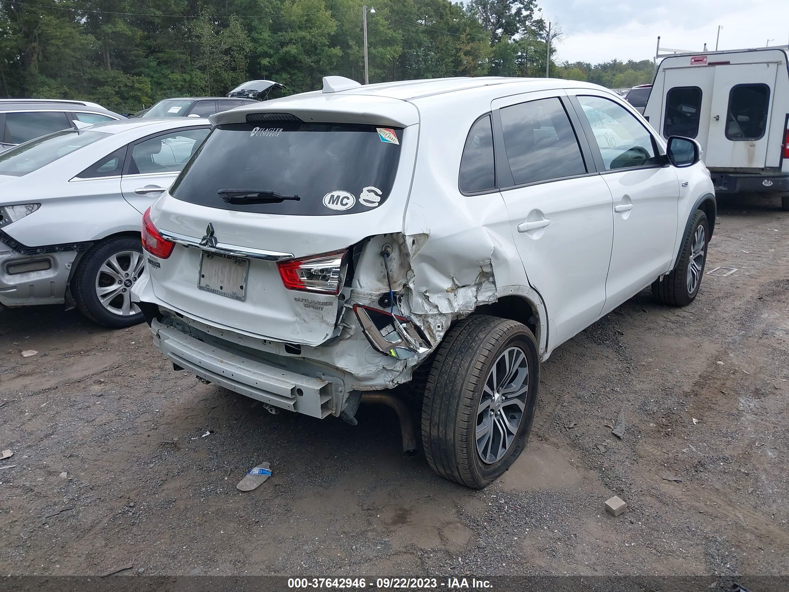 Photo 5 VIN: JA4AP3AU0JZ007847 - MITSUBISHI OUTLANDER 