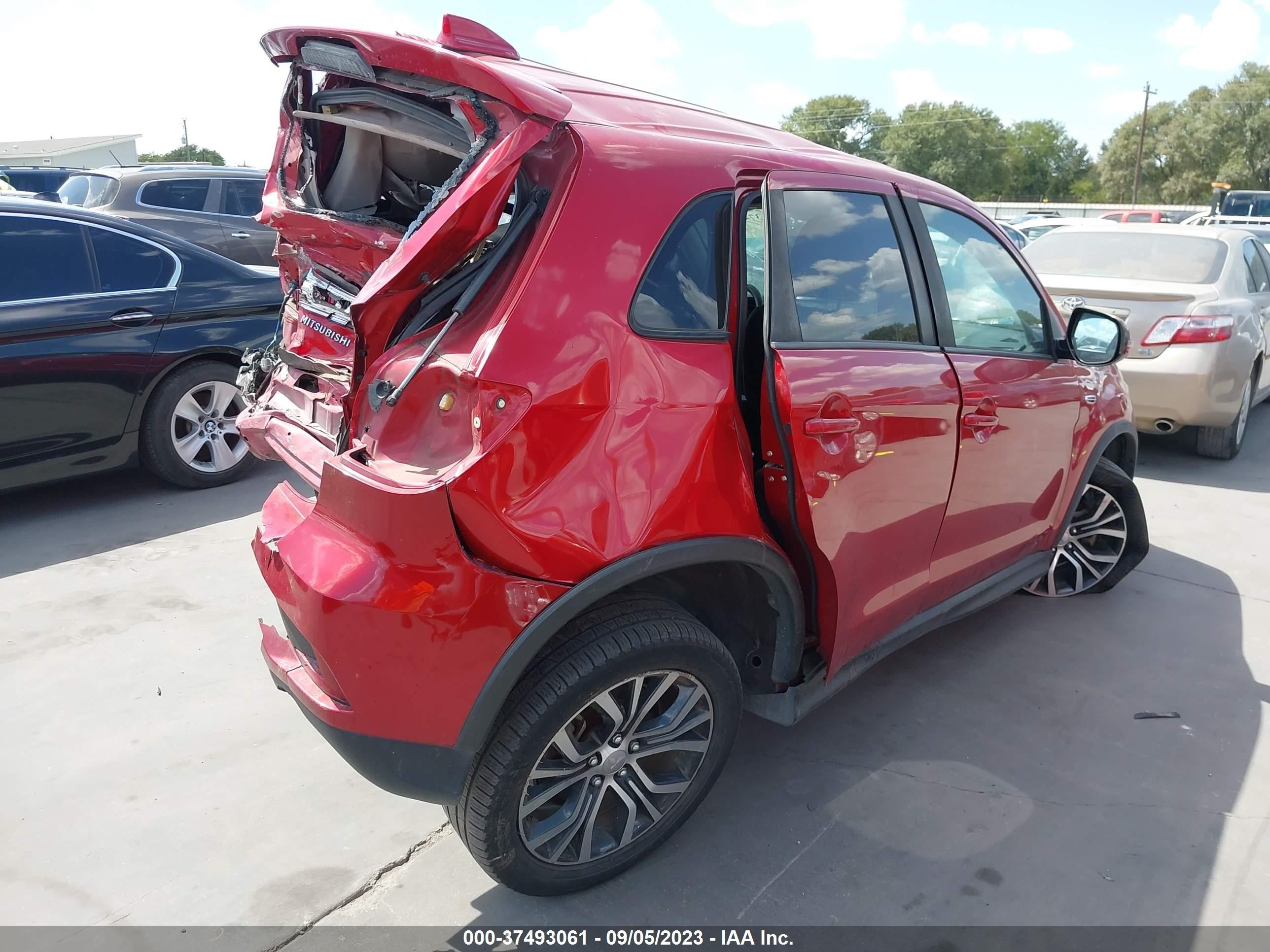 Photo 3 VIN: JA4AP3AU0JZ015494 - MITSUBISHI OUTLANDER 