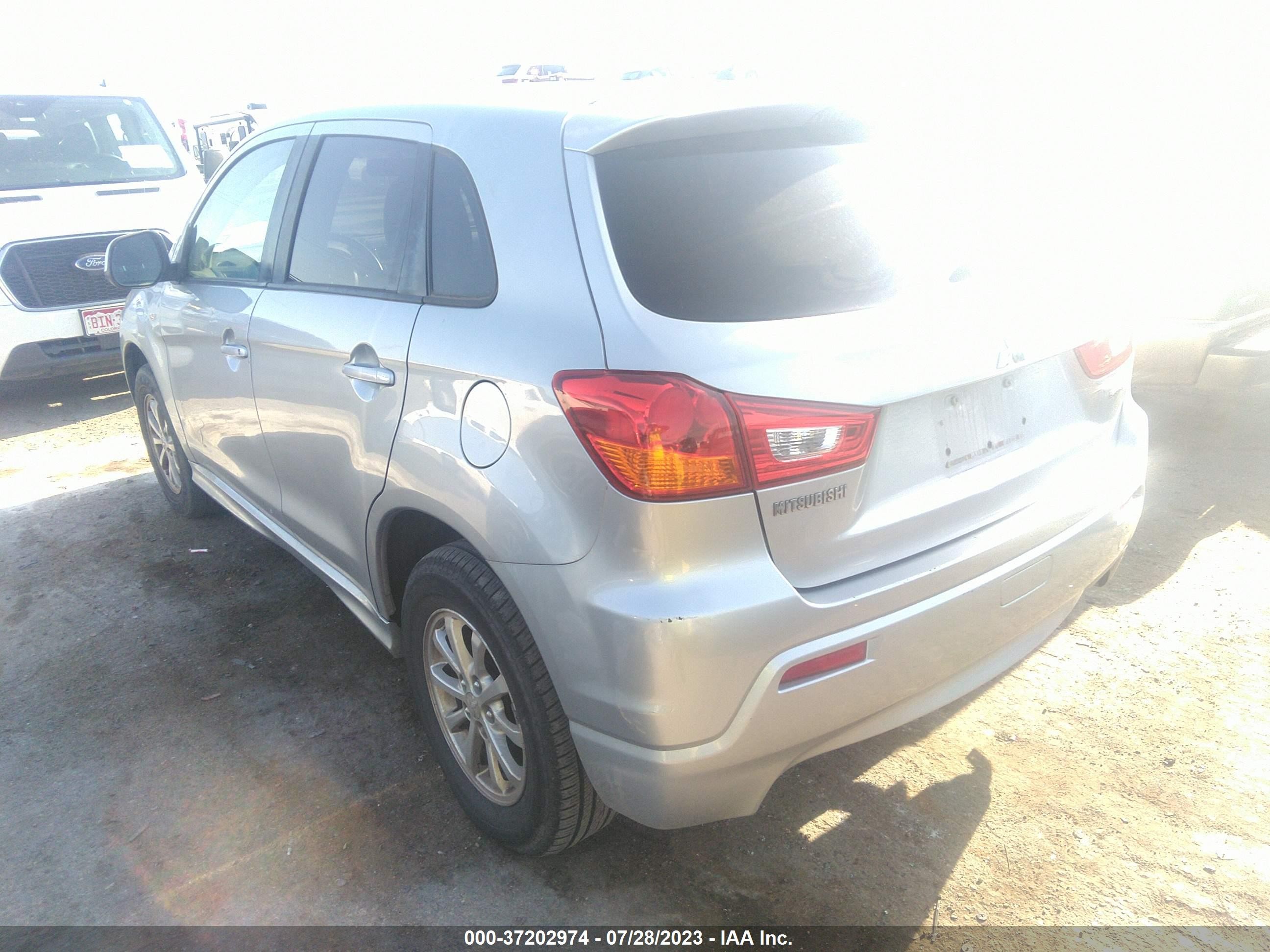 Photo 2 VIN: JA4AP3AU3CZ008719 - MITSUBISHI OUTLANDER 