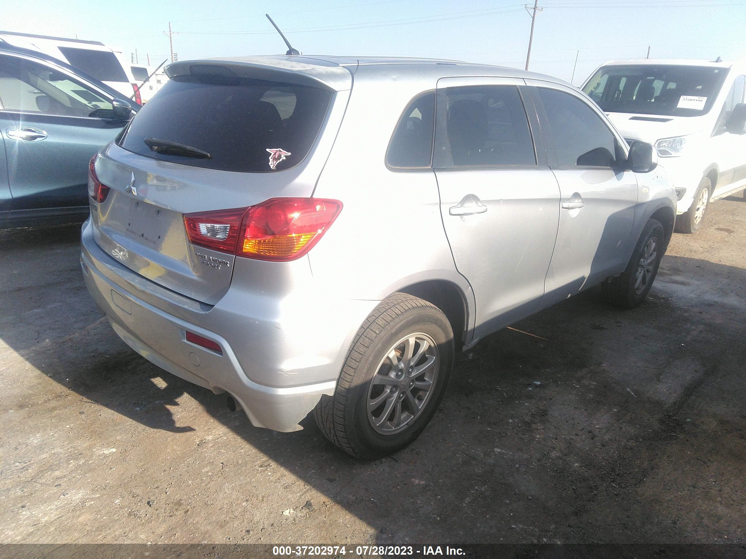 Photo 3 VIN: JA4AP3AU3CZ008719 - MITSUBISHI OUTLANDER 