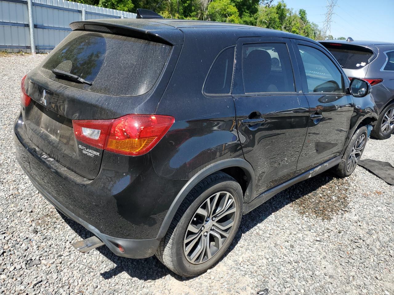 Photo 2 VIN: JA4AP3AU3HZ001101 - MITSUBISHI OUTLANDER 