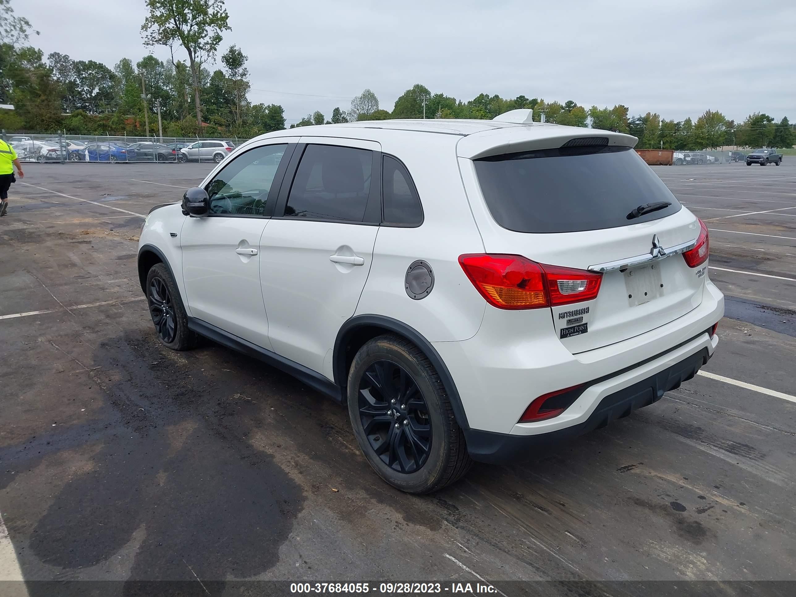 Photo 2 VIN: JA4AP3AU3KU024916 - MITSUBISHI OUTLANDER 