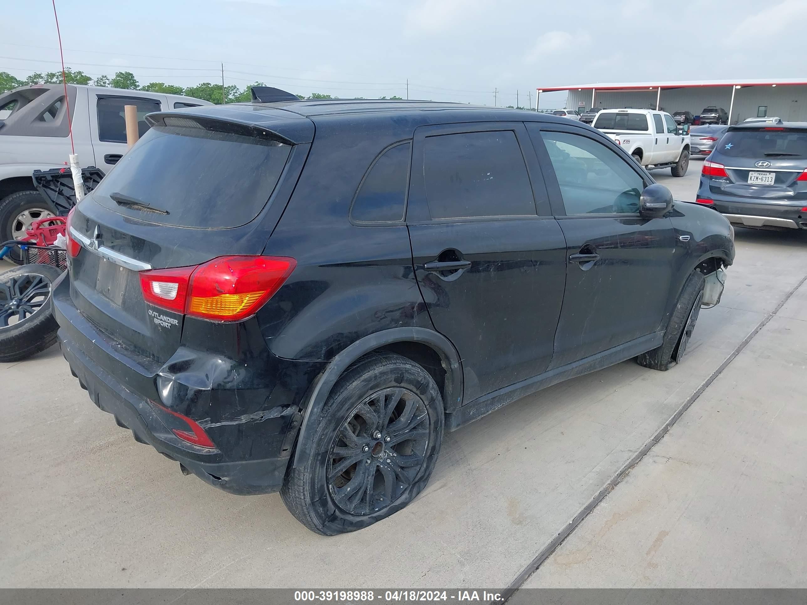 Photo 3 VIN: JA4AP3AU4JU005127 - MITSUBISHI OUTLANDER 