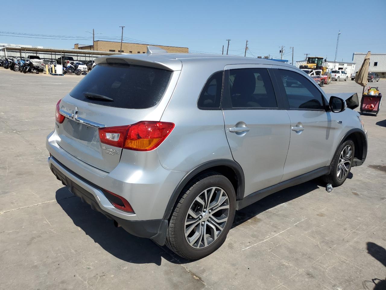 Photo 2 VIN: JA4AP3AU4JU023644 - MITSUBISHI OUTLANDER 