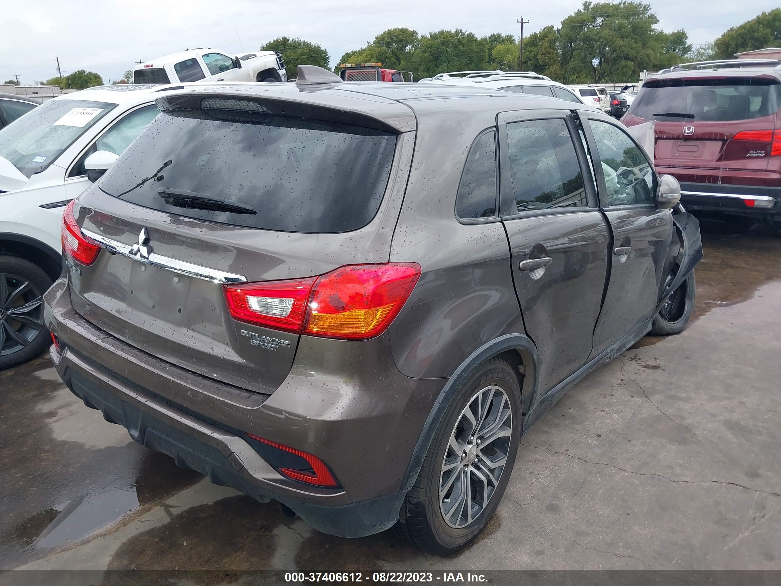 Photo 3 VIN: JA4AP3AU5KU030040 - MITSUBISHI OUTLANDER 