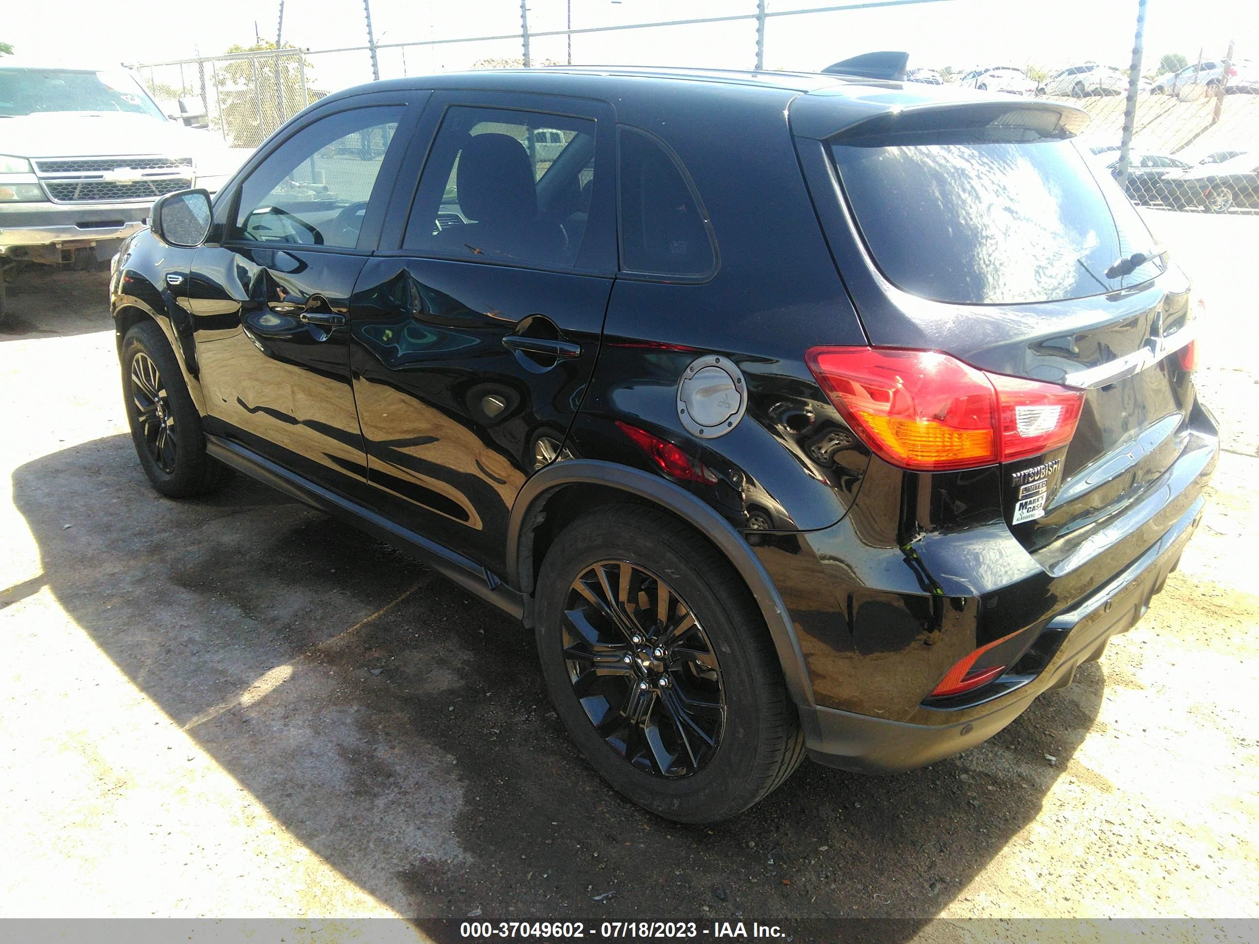 Photo 2 VIN: JA4AP3AU6JU015920 - MITSUBISHI OUTLANDER 