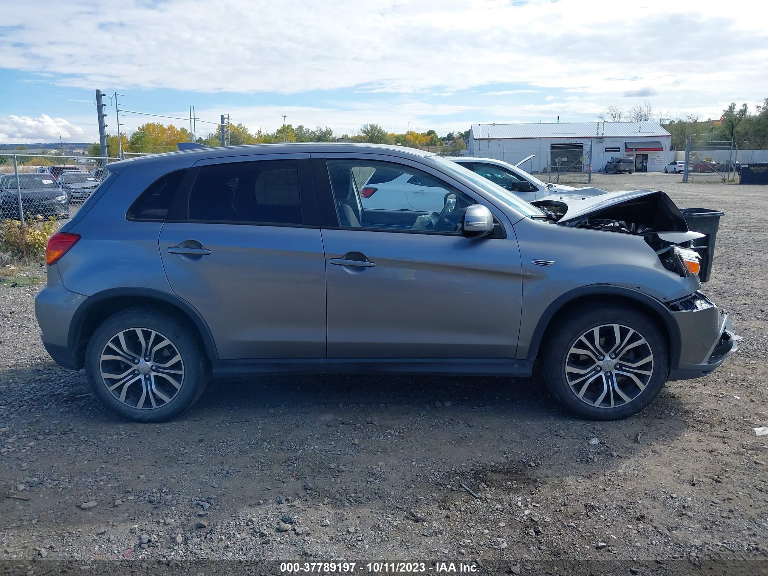 Photo 11 VIN: JA4AP3AU6JZ002751 - MITSUBISHI OUTLANDER 