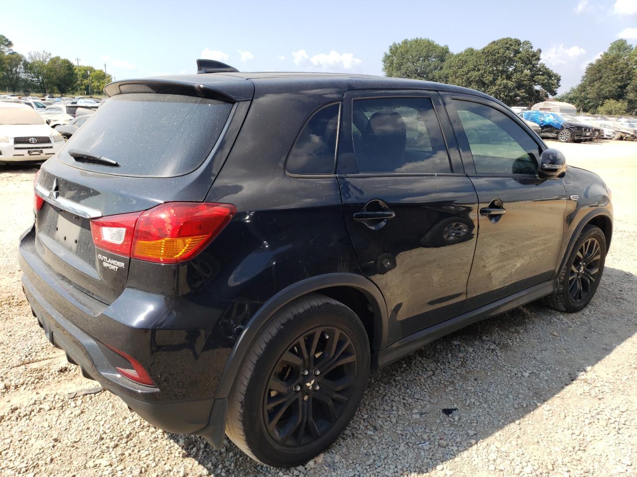 Photo 2 VIN: JA4AP3AU8JU014204 - MITSUBISHI OUTLANDER 