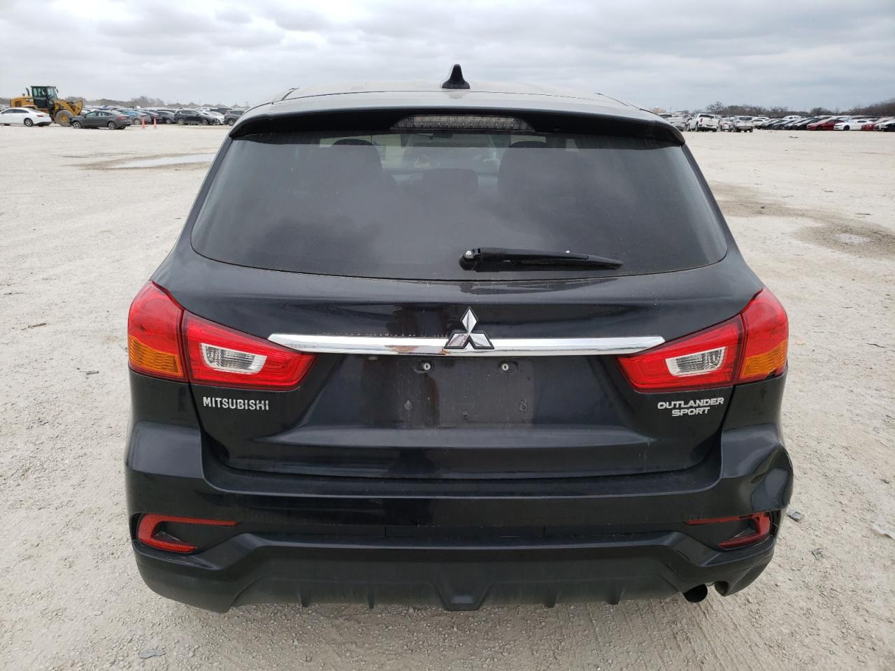 Photo 5 VIN: JA4AP3AU9JZ002839 - MITSUBISHI OUTLANDER 