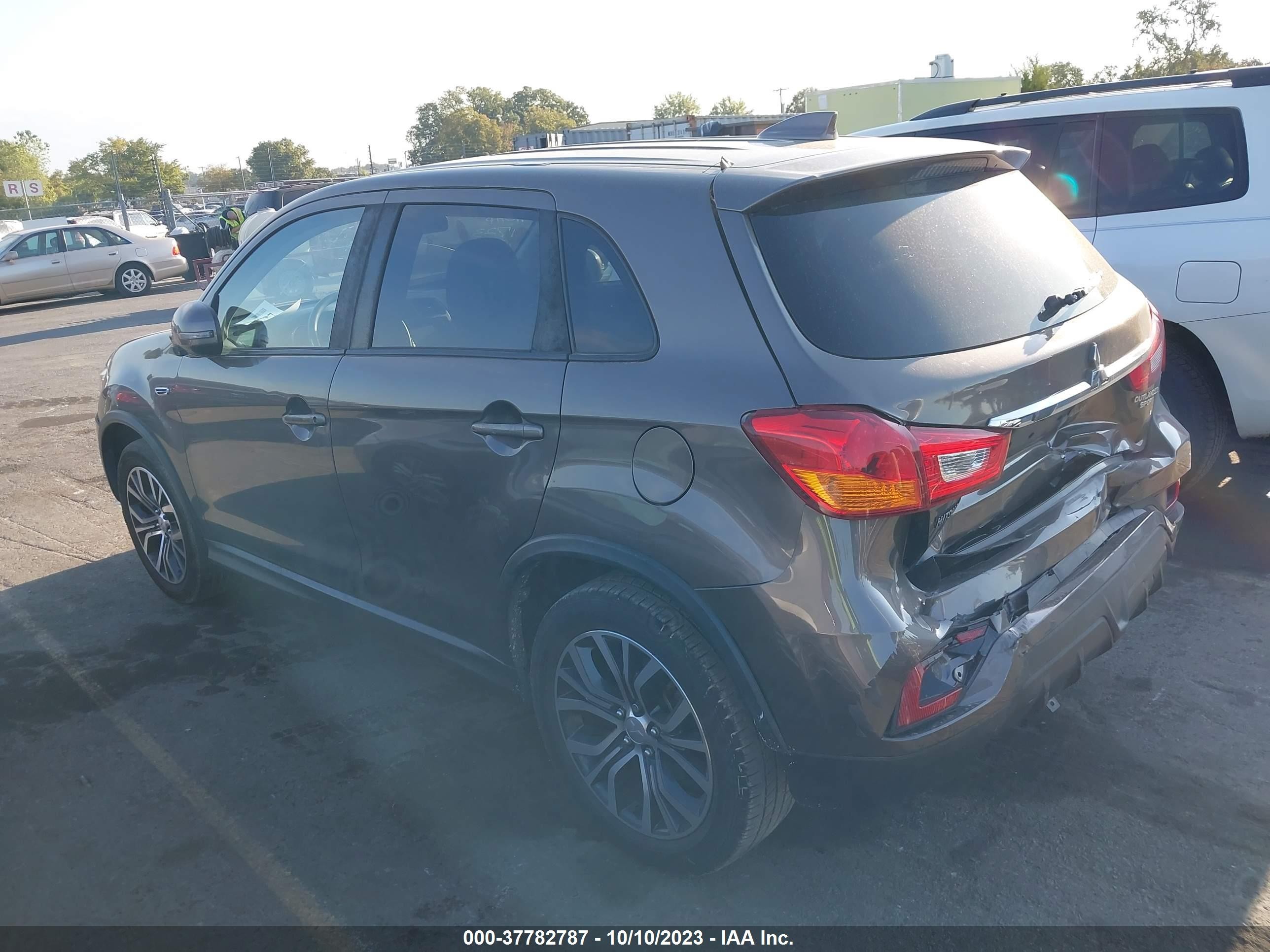 Photo 2 VIN: JA4AP3AU9KU001723 - MITSUBISHI OUTLANDER 