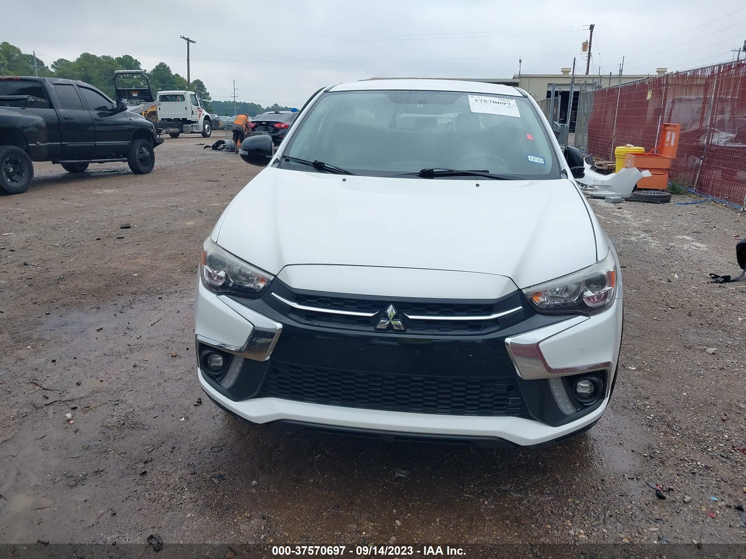 Photo 11 VIN: JA4AP3AUXJZ023649 - MITSUBISHI OUTLANDER 