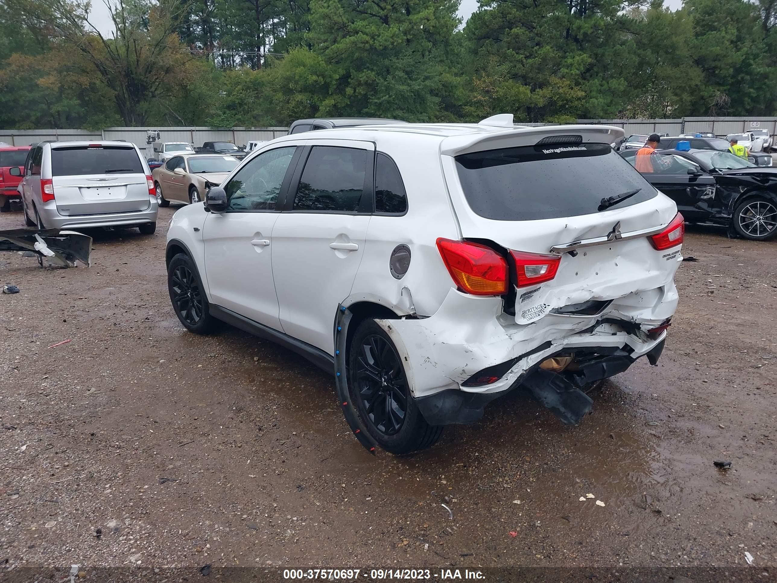 Photo 2 VIN: JA4AP3AUXJZ023649 - MITSUBISHI OUTLANDER 