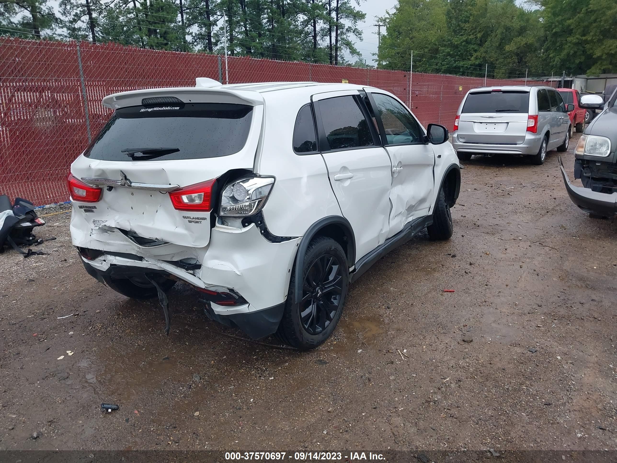 Photo 3 VIN: JA4AP3AUXJZ023649 - MITSUBISHI OUTLANDER 