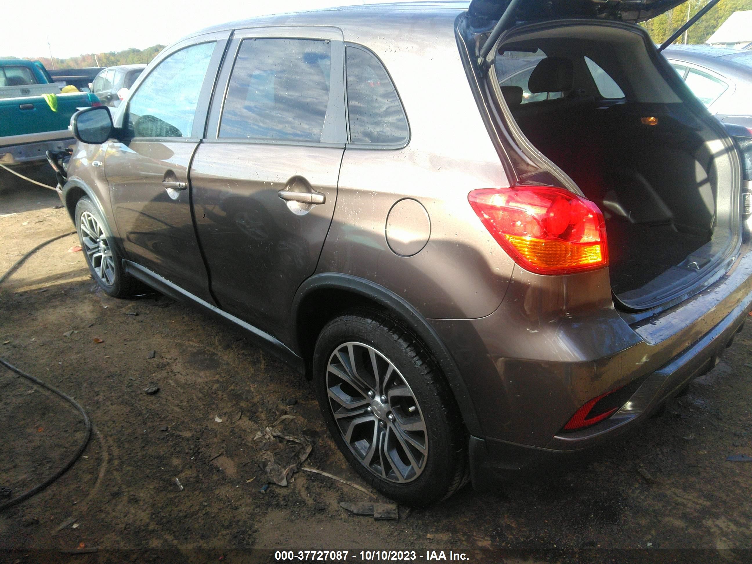 Photo 2 VIN: JA4AP3AW6JZ007837 - MITSUBISHI OUTLANDER 