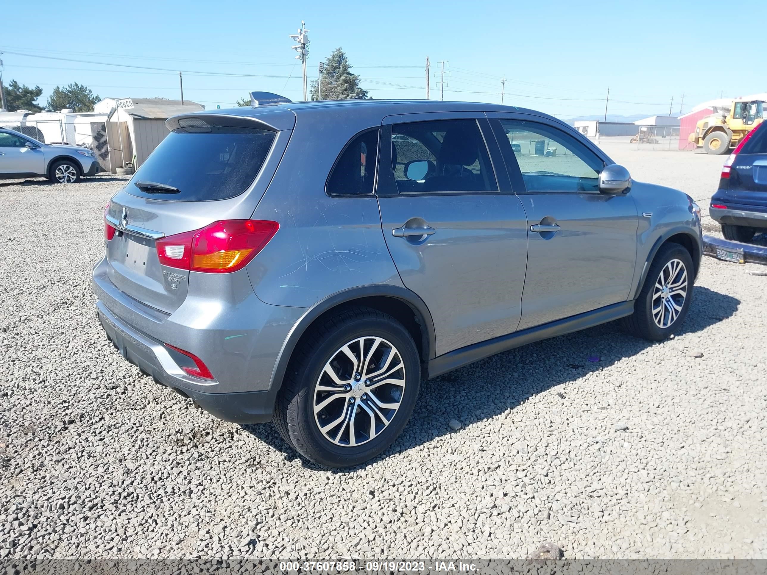 Photo 3 VIN: JA4AP3AW9JU014939 - MITSUBISHI OUTLANDER 