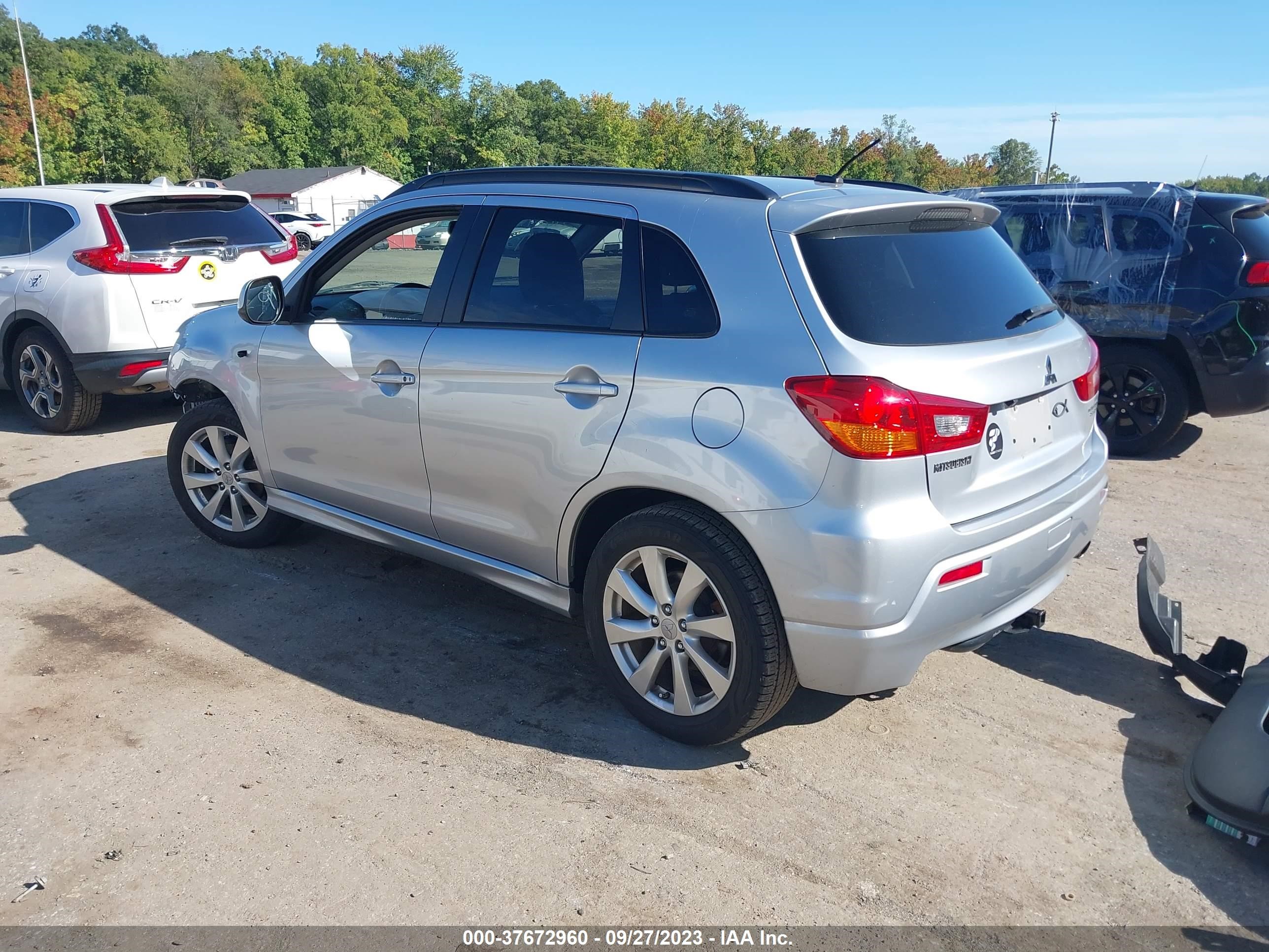 Photo 2 VIN: JA4AP4AU3CZ000495 - MITSUBISHI OUTLANDER 