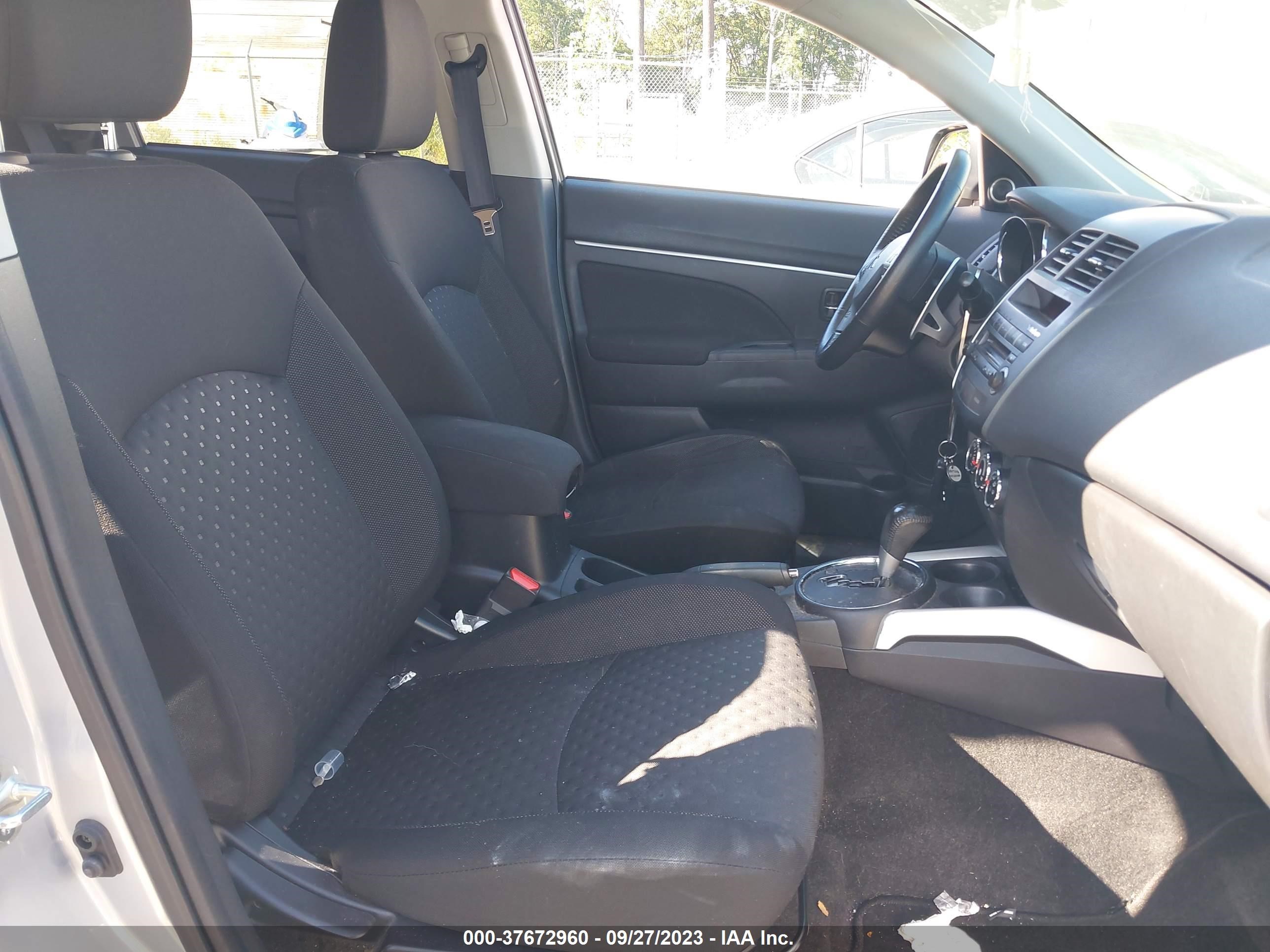 Photo 4 VIN: JA4AP4AU3CZ000495 - MITSUBISHI OUTLANDER 