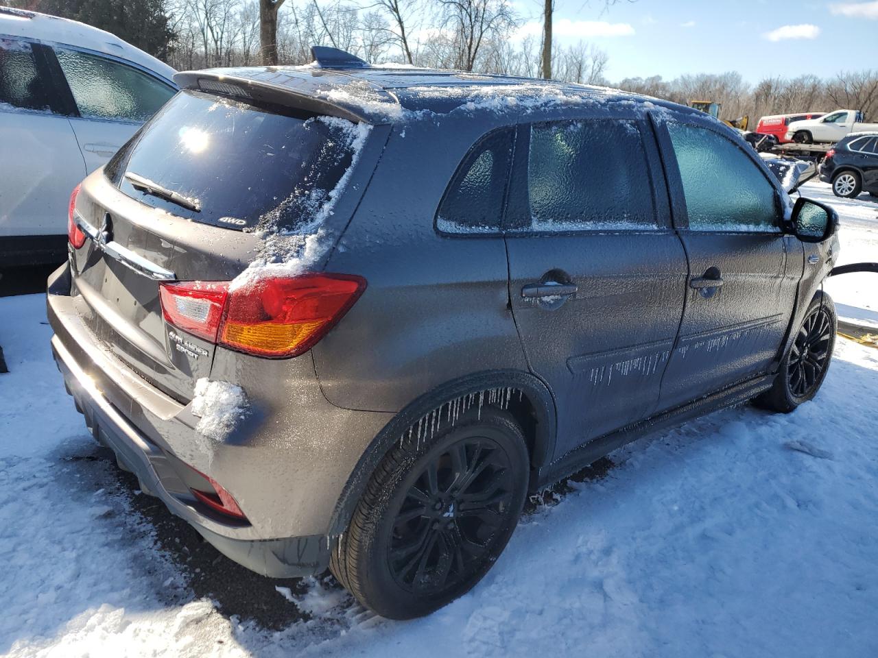 Photo 2 VIN: JA4AR3AU0JZ025095 - MITSUBISHI OUTLANDER 