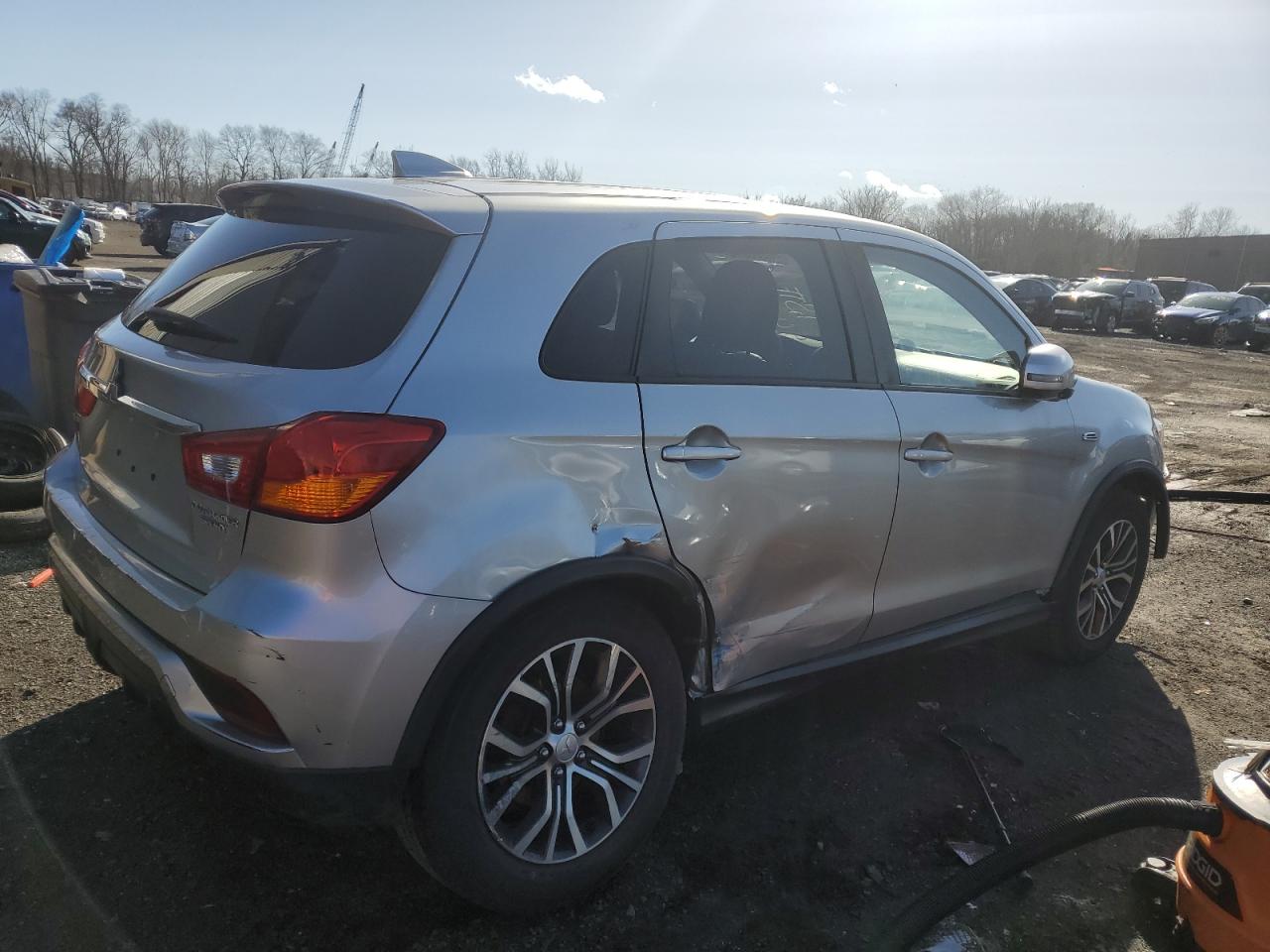 Photo 2 VIN: JA4AR3AU0KU008246 - MITSUBISHI OUTLANDER 