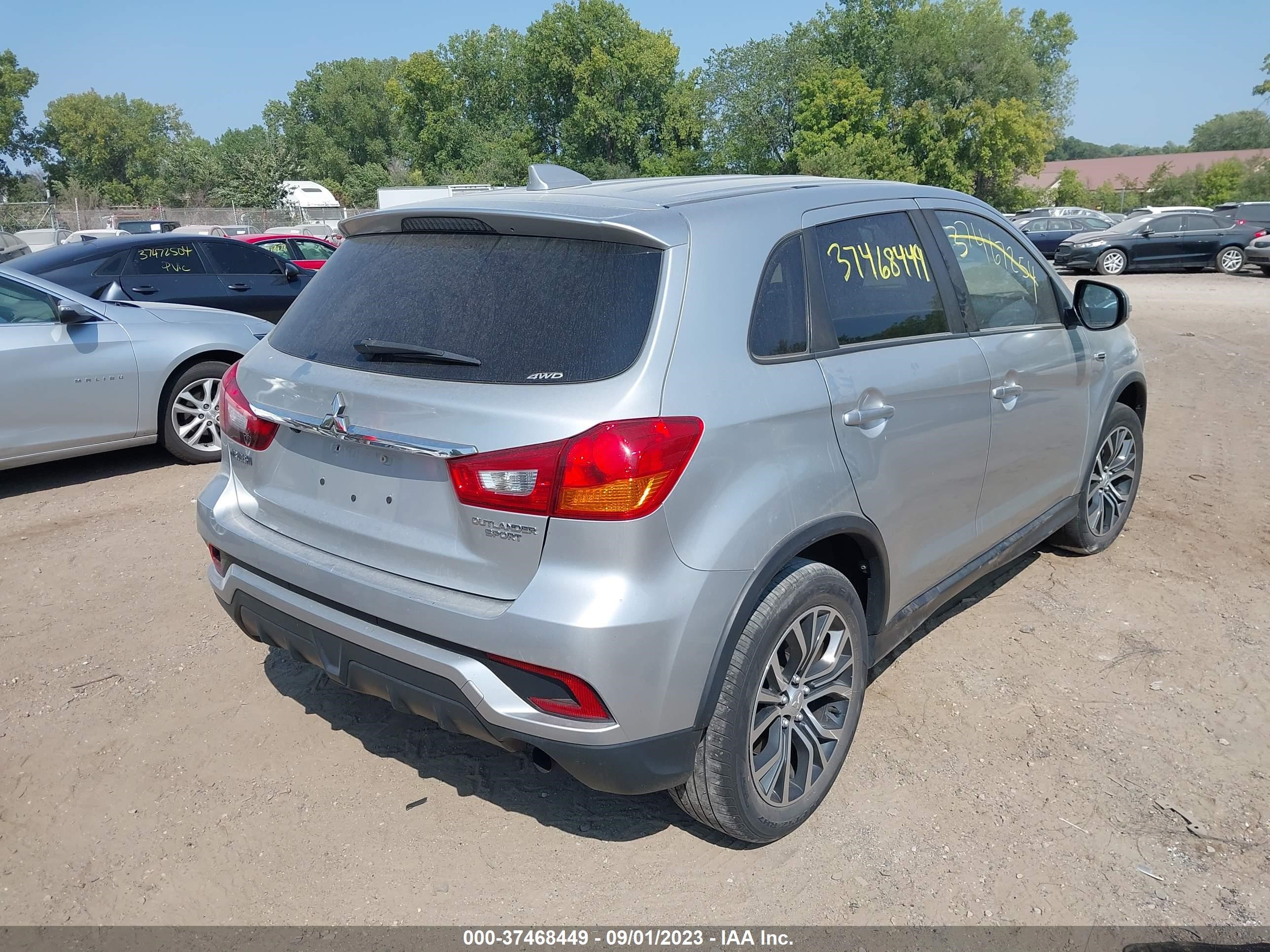 Photo 3 VIN: JA4AR3AU4KU031139 - MITSUBISHI OUTLANDER 