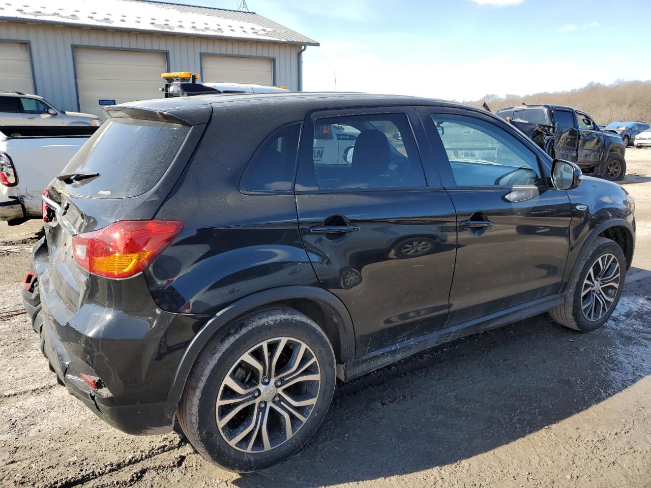 Photo 2 VIN: JA4AR3AU6JZ012979 - MITSUBISHI OUTLANDER 