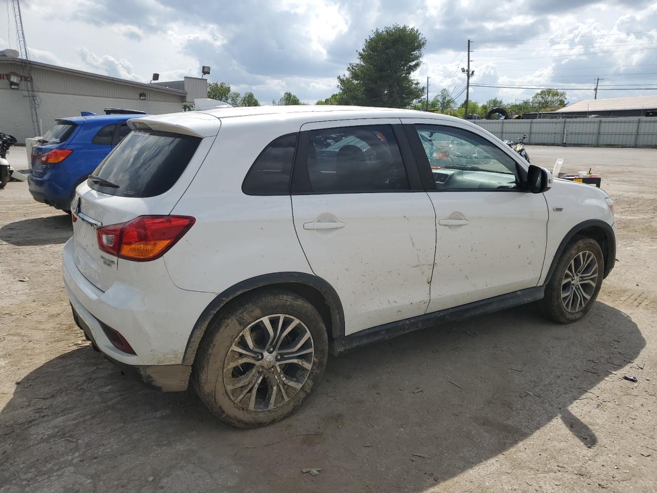 Photo 2 VIN: JA4AR3AU7JZ005636 - MITSUBISHI OUTLANDER 