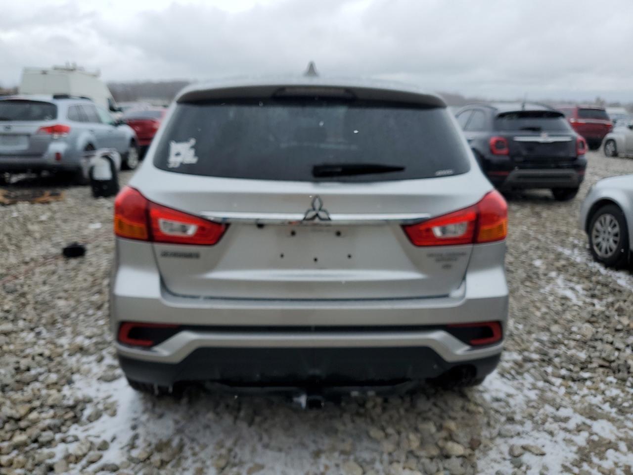 Photo 5 VIN: JA4AR3AW4JU013997 - MITSUBISHI OUTLANDER 